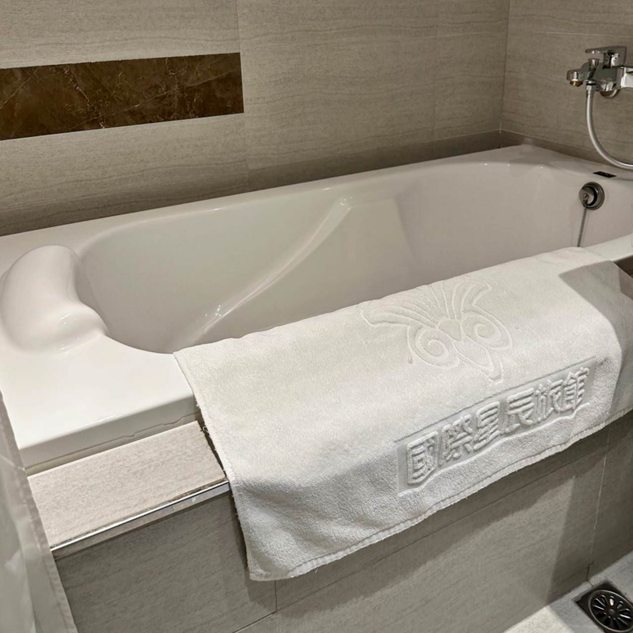 高雄火車站住宿|高雄國際星辰旅館International Citizen Hotel|距離「高雄火車站」車程5分鐘,鄰近三民夜市商圈,享受微醺時光之商務度假旅館入住心得分享 - 第13張圖 高雄火車站住宿|高雄國際星辰旅館International Citizen Hotel|距離「高雄火車站」車程5分鐘,鄰近三民夜市商圈,享受微醺時光之商務度假旅館入住心得分享