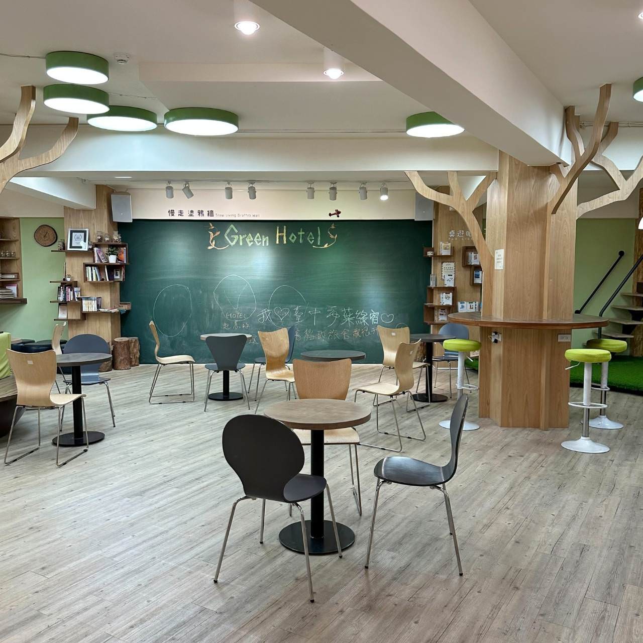 台中西屯區住宿推薦｜台中逢甲住宿．葉綠宿旅館Green Hotel｜室內就能享受採光、綠意與日光窗景，距離逢甲夜市步行不到5分鐘，吃喝玩樂生活機能方便之逢甲葉綠宿旅館入住心得分享！