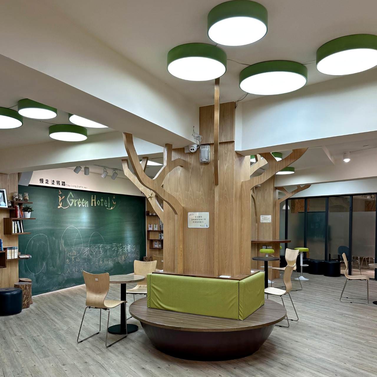 台中西屯區住宿推薦｜台中逢甲住宿．葉綠宿旅館Green Hotel｜室內就能享受採光、綠意與日光窗景，距離逢甲夜市步行不到5分鐘，吃喝玩樂生活機能方便之逢甲葉綠宿旅館入住心得分享！