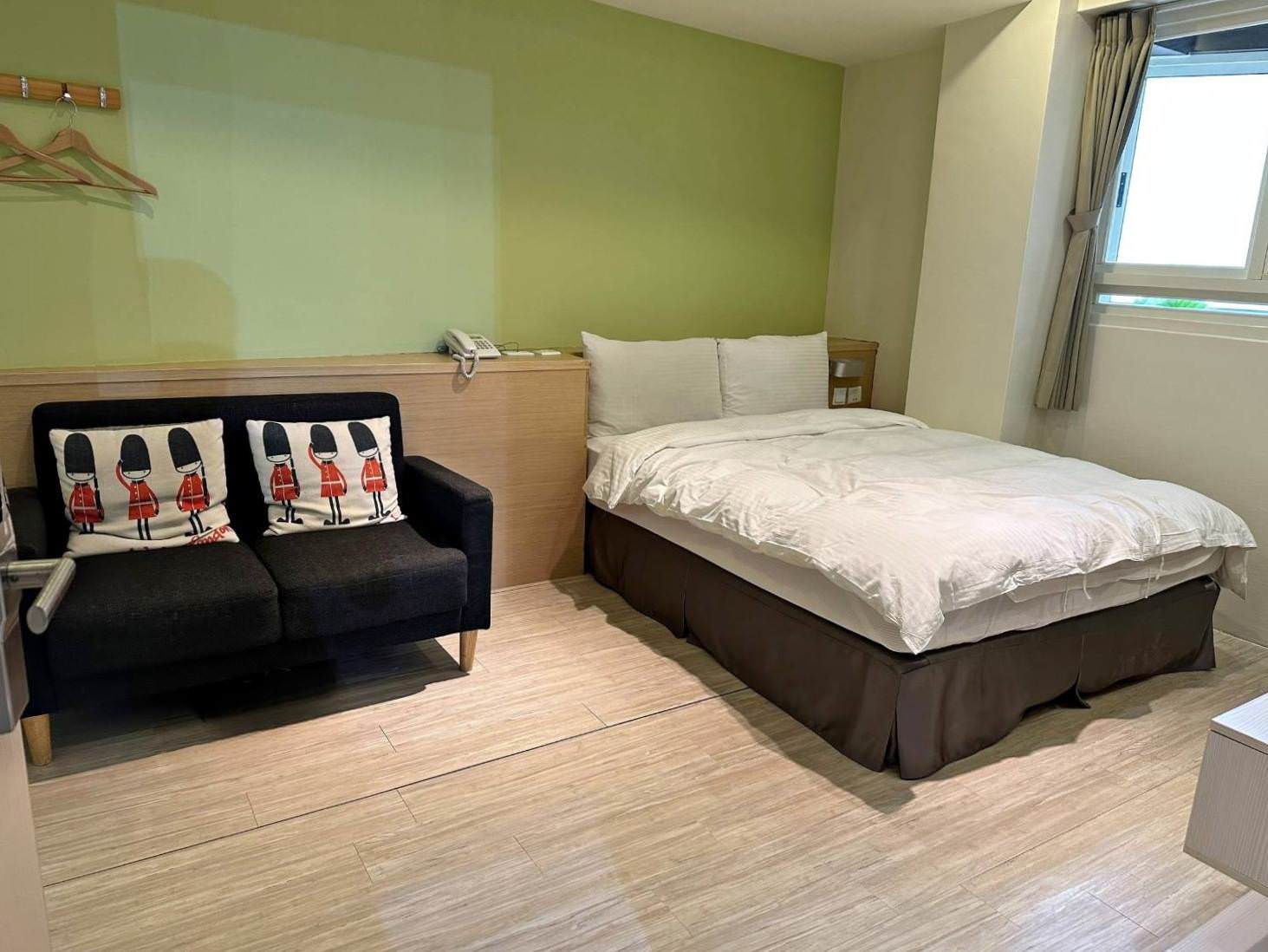 台中西屯區住宿推薦｜台中逢甲住宿．葉綠宿旅館Green Hotel｜室內就能享受採光、綠意與日光窗景，距離逢甲夜市步行不到5分鐘，吃喝玩樂生活機能方便之逢甲葉綠宿旅館入住心得分享！