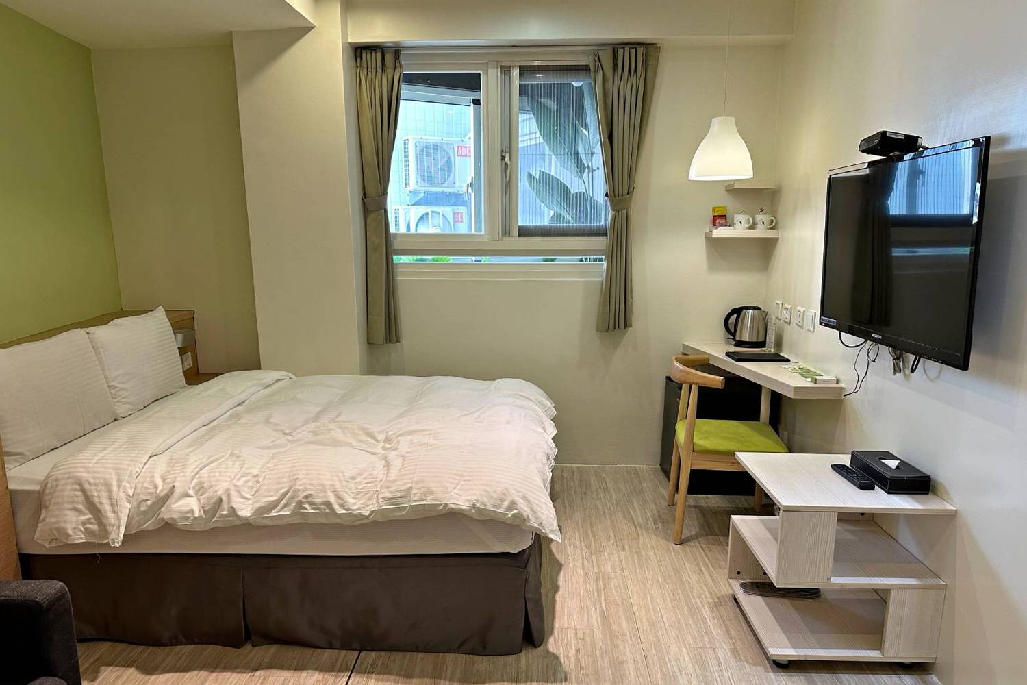 台中西屯區住宿推薦｜台中逢甲住宿．葉綠宿旅館Green Hotel｜室內就能享受採光、綠意與日光窗景，距離逢甲夜市步行不到5分鐘，吃喝玩樂生活機能方便之逢甲葉綠宿旅館入住心得分享！