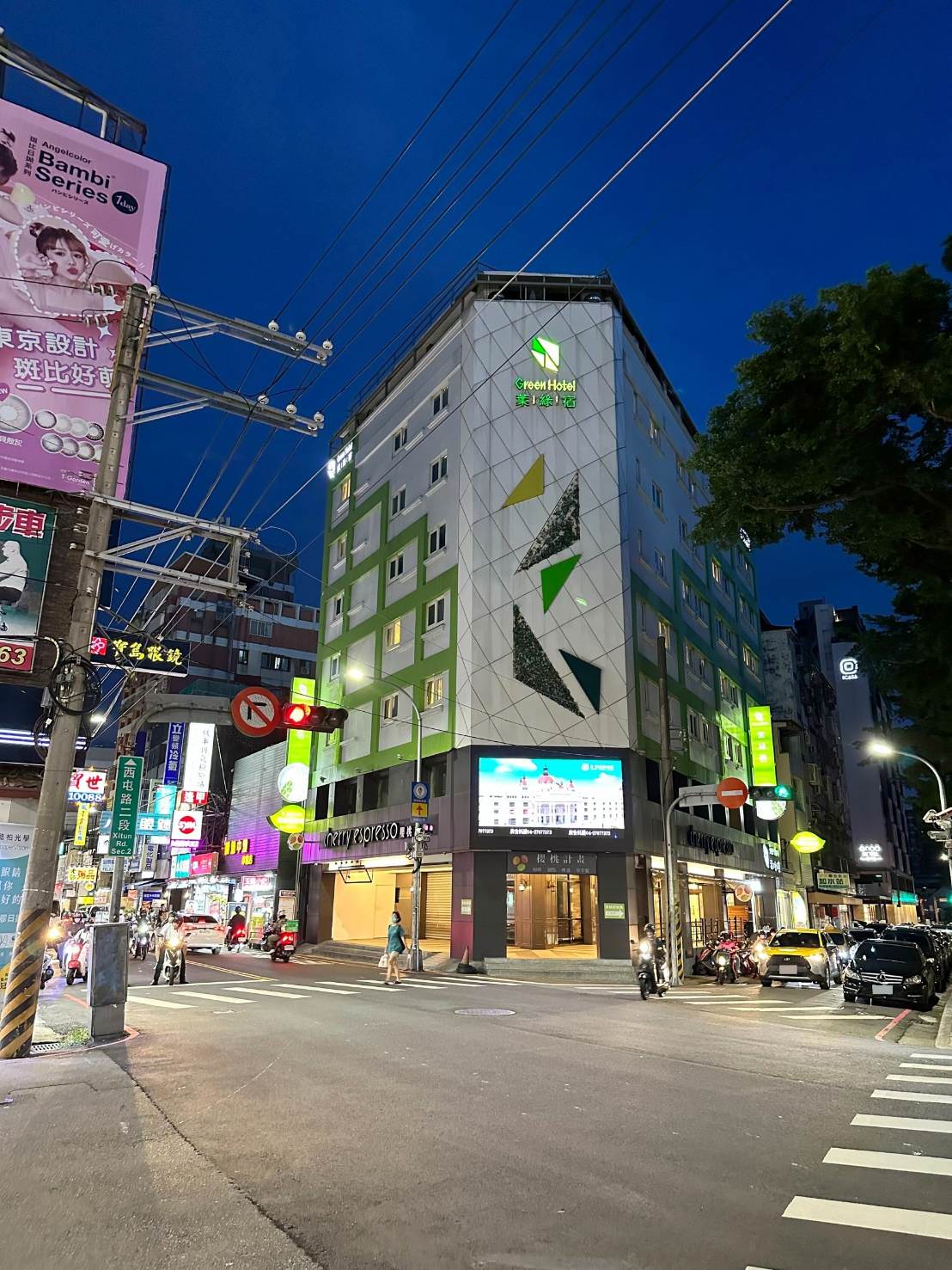 台中西屯區住宿推薦｜台中逢甲住宿．葉綠宿旅館Green Hotel｜室內就能享受採光、綠意與日光窗景，距離逢甲夜市步行不到5分鐘，吃喝玩樂生活機能方便之逢甲葉綠宿旅館入住心得分享！