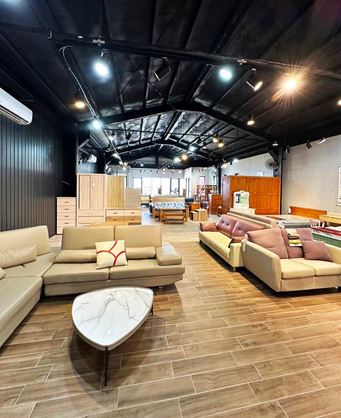 台南家具推薦｜億家具批發倉庫台南店｜台灣製造平價精品家具，工廠直營客製化沙發，打造舒適質感居家生活！