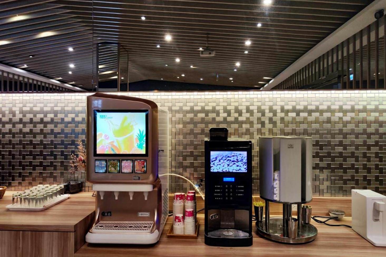 嘉義市泳池飯店住宿|尊皇大飯店|距離文化路觀光夜市10分鐘,設施設備一應俱全,附設自助早餐、精緻鍋物、露天泳池、景觀酒吧之尊皇大飯店入住心得分享! - 第40張圖 嘉義市泳池飯店住宿|尊皇大飯店|距離文化路觀光夜市10分鐘,設施設備一應俱全,附設自助早餐、精緻鍋物、露天泳池、景觀酒吧之尊皇大飯店入住心得分享!