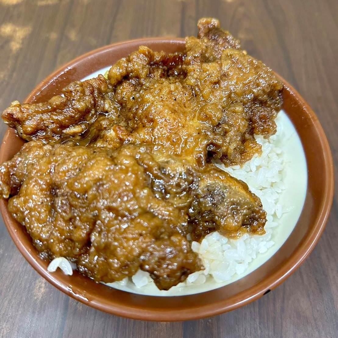 台北美食｜台北市萬華區阿鴻知高飯鱸魚湯｜開業超過50年以上，位於廣州街觀光夜市，24小時營業平價小吃，古早味煮法手工切肉之美食饗宴！