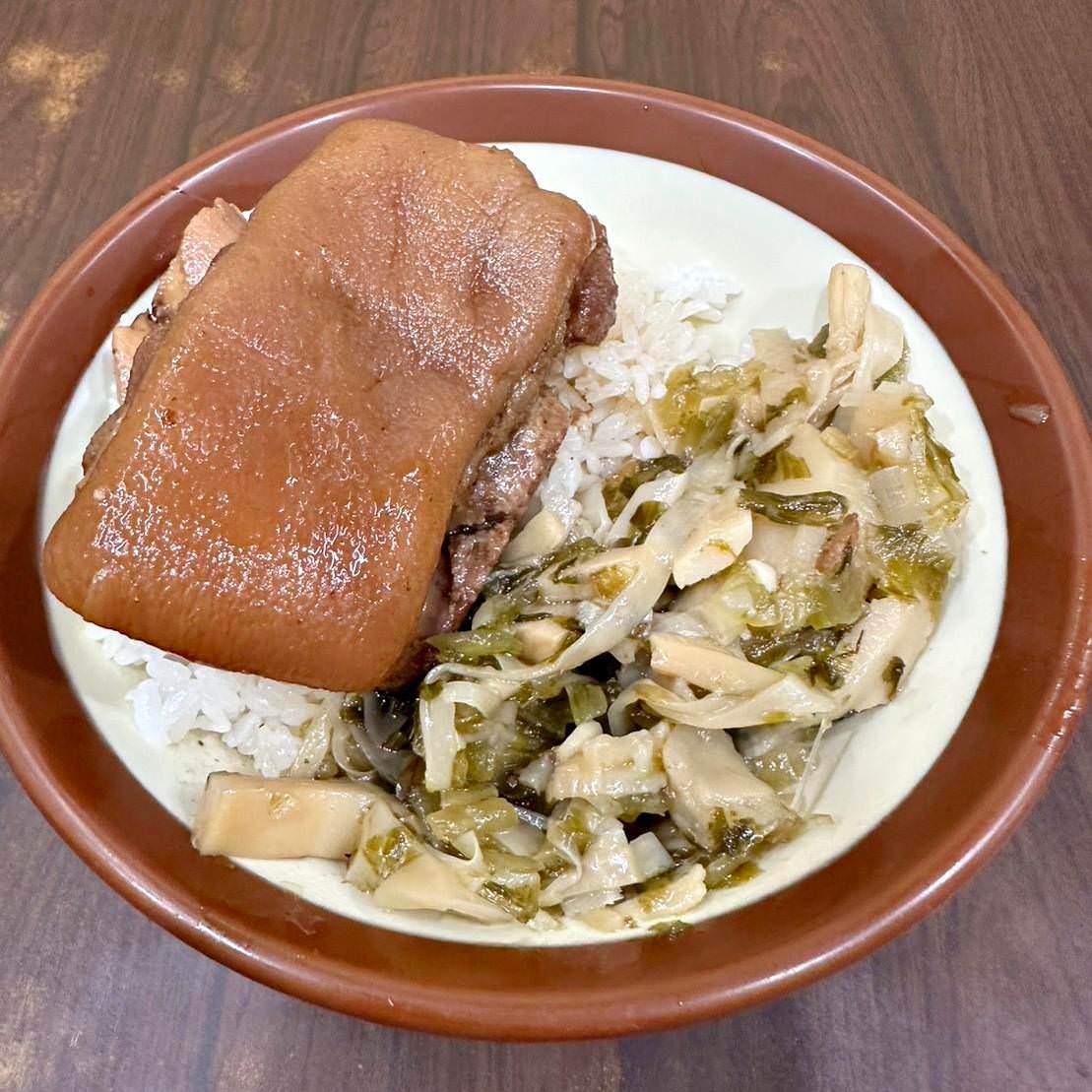 台北美食｜台北市萬華區阿鴻知高飯鱸魚湯｜開業超過50年以上，位於廣州街觀光夜市，24小時營業平價小吃，古早味煮法手工切肉之美食饗宴！