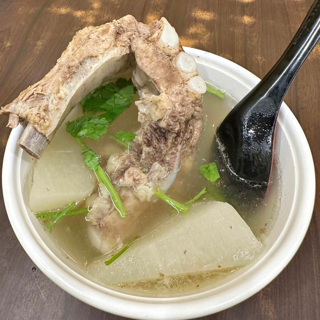 台北美食｜台北市萬華區阿鴻知高飯鱸魚湯｜開業超過50年以上，位於廣州街觀光夜市，24小時營業平價小吃，古早味煮法手工切肉之美食饗宴！