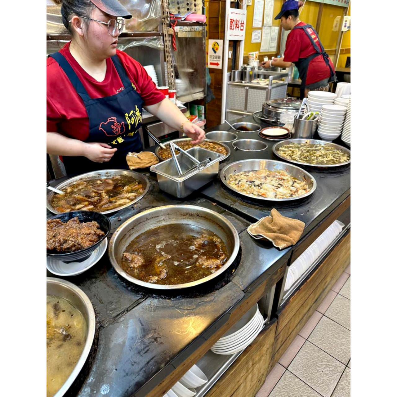 台北美食｜台北市萬華區阿鴻知高飯鱸魚湯｜開業超過50年以上，位於廣州街觀光夜市，24小時營業平價小吃，古早味煮法手工切肉之美食饗宴！