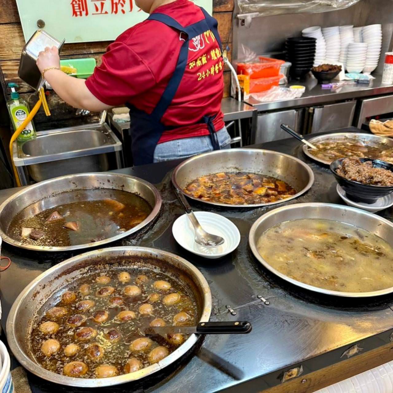 台北美食｜台北市萬華區阿鴻知高飯鱸魚湯｜開業超過50年以上，位於廣州街觀光夜市，24小時營業平價小吃，古早味煮法手工切肉之美食饗宴！