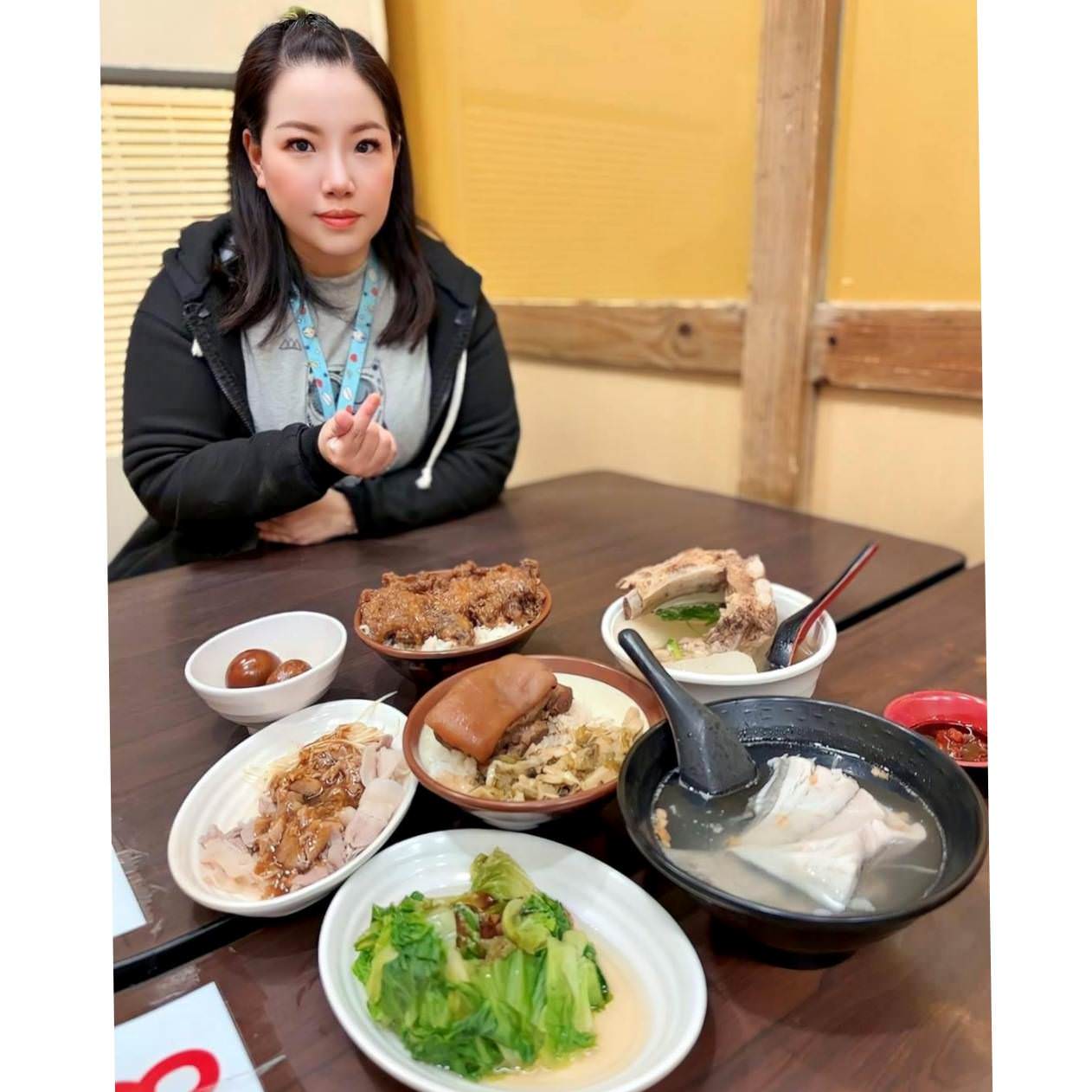 台北美食｜台北市萬華區阿鴻知高飯鱸魚湯｜開業超過50年以上，位於廣州街觀光夜市，24小時營業平價小吃，古早味煮法手工切肉之美食饗宴！