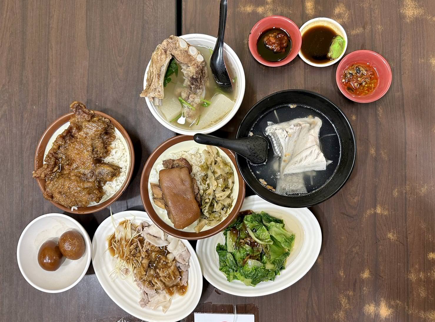 台北美食｜台北市萬華區阿鴻知高飯鱸魚湯｜開業超過50年以上，位於廣州街觀光夜市，24小時營業平價小吃，古早味煮法手工切肉之美食饗宴！
