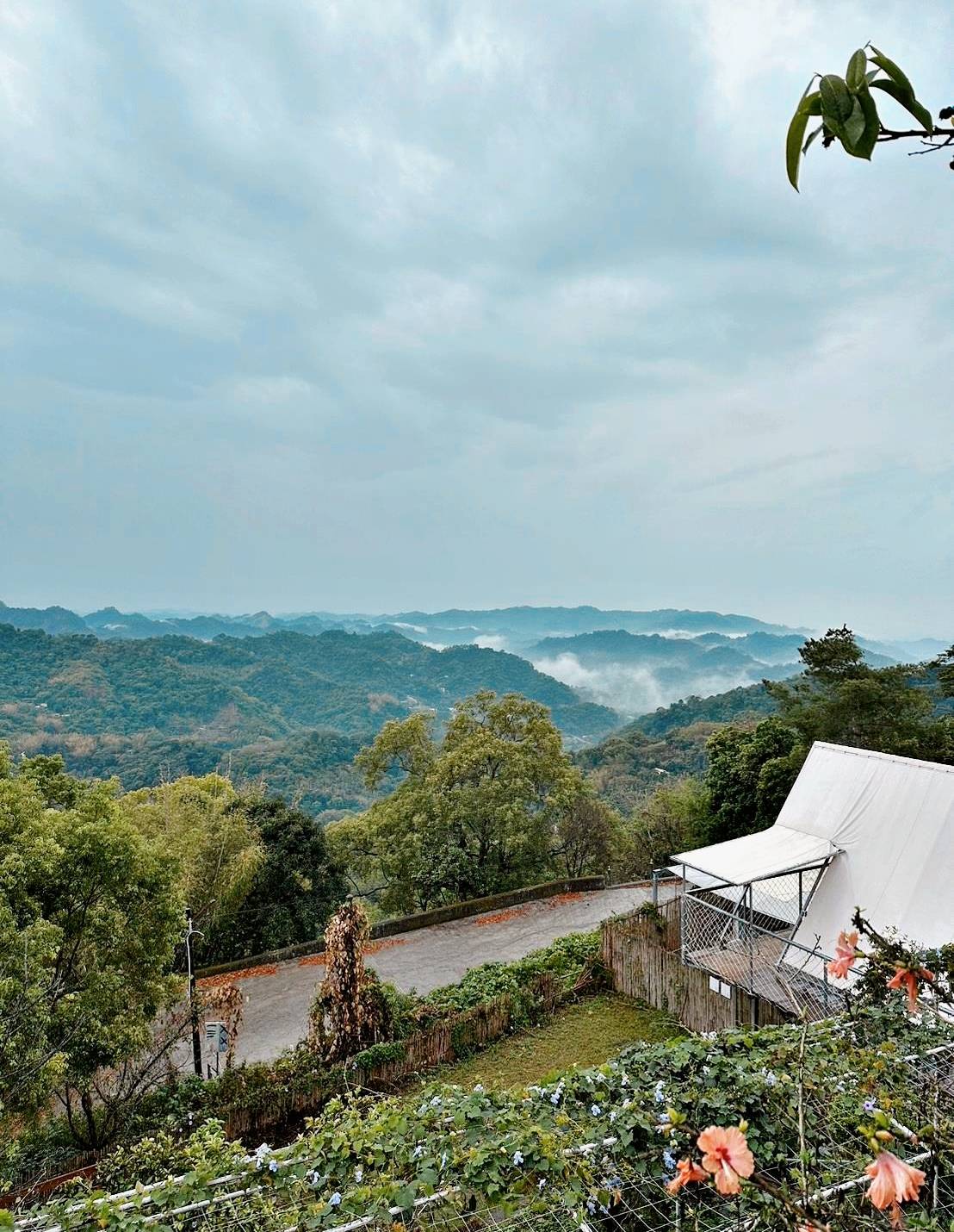 台中豪華露營推薦｜蟬說：山中靜靜ChanShuo：immersionglamping｜太平區酒桶山層巒疊嶂山景，山中靜靜結合一泊二食住宿體驗，適合各齡層之野奢露營入住心得分享！