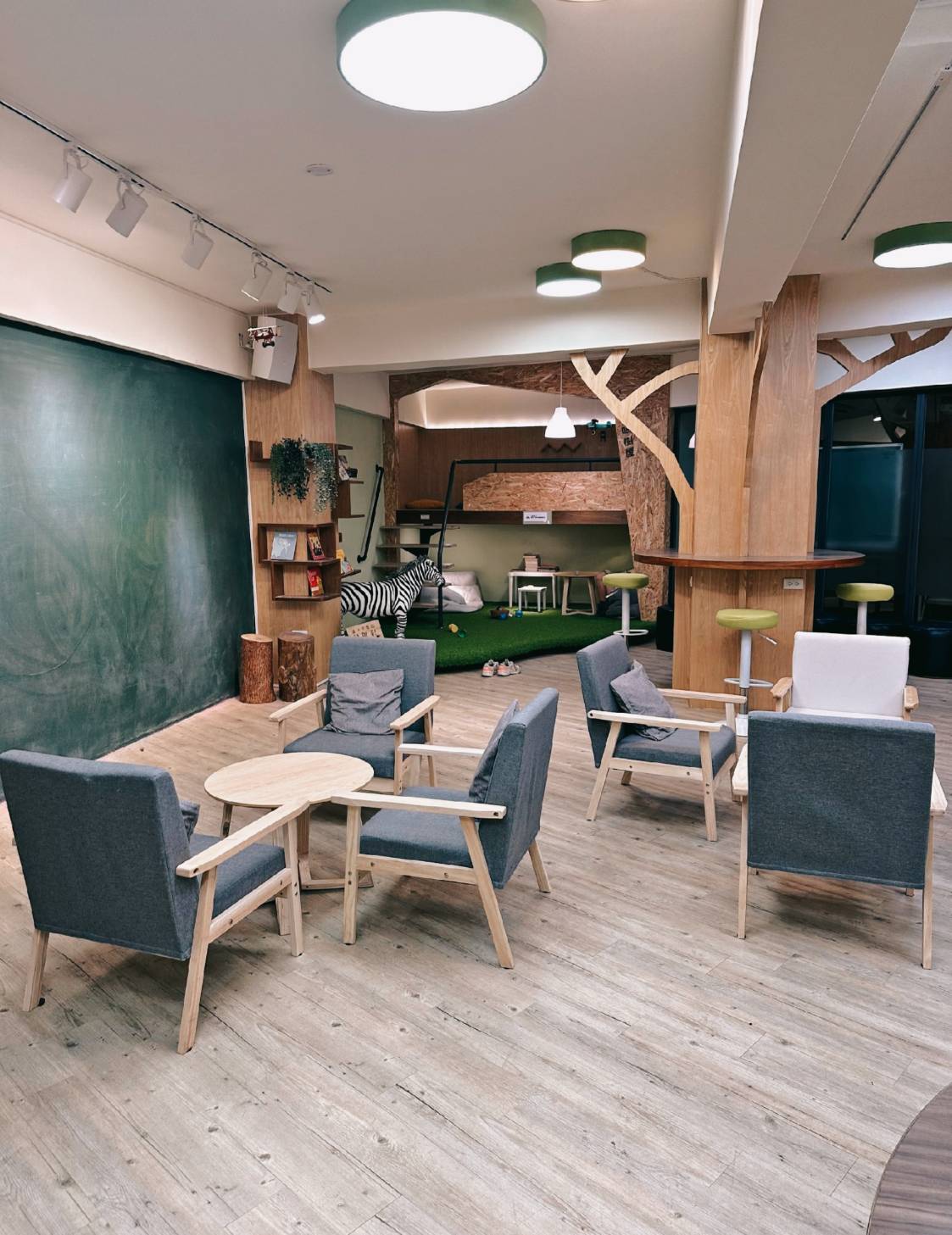 台中西屯區住宿推薦|台中逢甲住宿.葉綠宿旅館Green Hotel|二訪入住精緻雙人客房,有對外窗採光充足,公共空間綠意共鳴,距離逢甲夜市步行不到5分鐘,吃喝玩樂生活機能方便之逢甲葉綠宿旅館入住心得分享! - 第51張圖 台中西屯區住宿推薦|台中逢甲住宿.葉綠宿旅館Green Hotel|二訪入住精緻雙人客房,有對外窗採光充足,公共空間綠意共鳴,距離逢甲夜市步行不到5分鐘,吃喝玩樂生活機能方便之逢甲葉綠宿旅館入住心得分享!