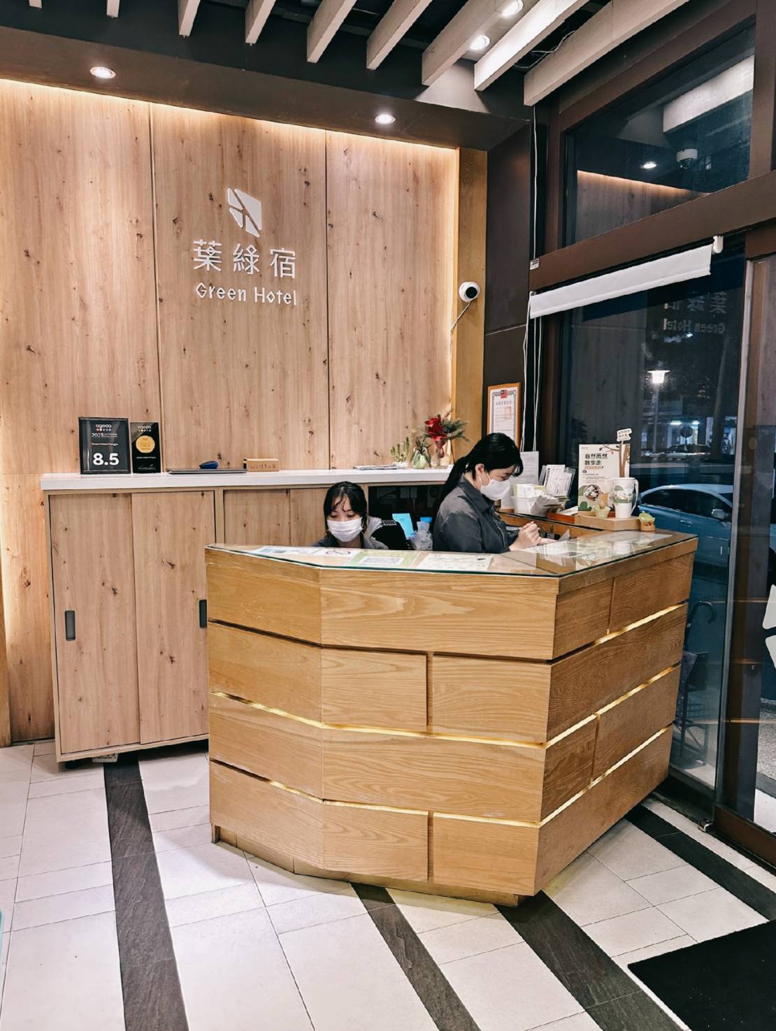 台中西屯區住宿推薦|台中逢甲住宿.葉綠宿旅館Green Hotel|二訪入住精緻雙人客房,有對外窗採光充足,公共空間綠意共鳴,距離逢甲夜市步行不到5分鐘,吃喝玩樂生活機能方便之逢甲葉綠宿旅館入住心得分享! - 第18張圖 台中西屯區住宿推薦|台中逢甲住宿.葉綠宿旅館Green Hotel|二訪入住精緻雙人客房,有對外窗採光充足,公共空間綠意共鳴,距離逢甲夜市步行不到5分鐘,吃喝玩樂生活機能方便之逢甲葉綠宿旅館入住心得分享!