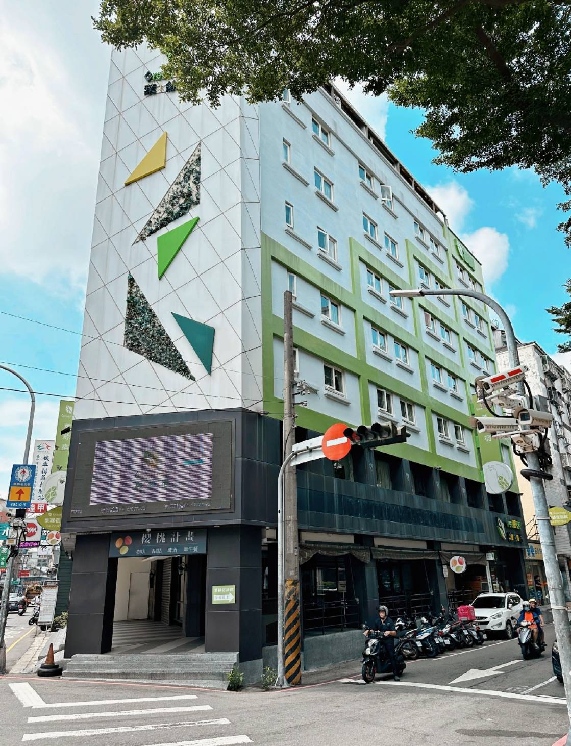 台中西屯區住宿推薦|台中逢甲住宿.葉綠宿旅館Green Hotel|二訪入住精緻雙人客房,有對外窗採光充足,公共空間綠意共鳴,距離逢甲夜市步行不到5分鐘,吃喝玩樂生活機能方便之逢甲葉綠宿旅館入住心得分享! - 第89張圖 台中西屯區住宿推薦|台中逢甲住宿.葉綠宿旅館Green Hotel|二訪入住精緻雙人客房,有對外窗採光充足,公共空間綠意共鳴,距離逢甲夜市步行不到5分鐘,吃喝玩樂生活機能方便之逢甲葉綠宿旅館入住心得分享!