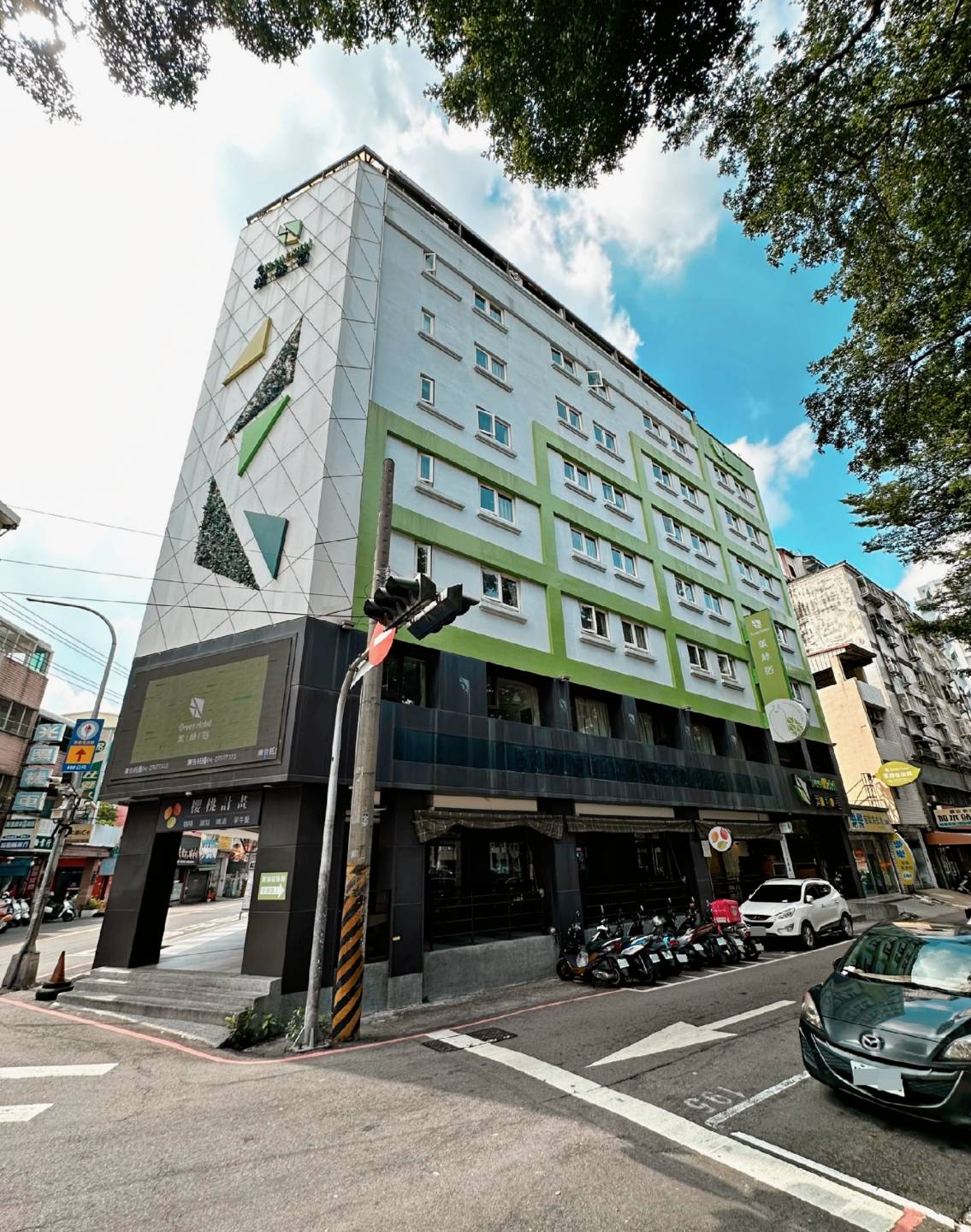 台中西屯區住宿推薦|台中逢甲住宿.葉綠宿旅館Green Hotel|二訪入住精緻雙人客房,有對外窗採光充足,公共空間綠意共鳴,距離逢甲夜市步行不到5分鐘,吃喝玩樂生活機能方便之逢甲葉綠宿旅館入住心得分享! - 第6張圖 台中西屯區住宿推薦|台中逢甲住宿.葉綠宿旅館Green Hotel|二訪入住精緻雙人客房,有對外窗採光充足,公共空間綠意共鳴,距離逢甲夜市步行不到5分鐘,吃喝玩樂生活機能方便之逢甲葉綠宿旅館入住心得分享!