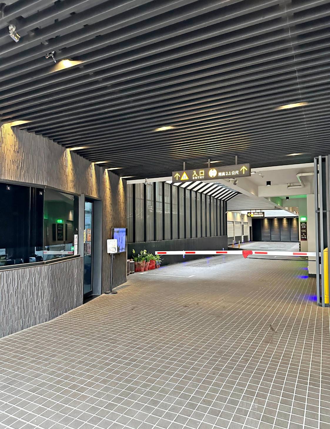 挪威森林台中文創館671樓櫃台與停車場入口 1