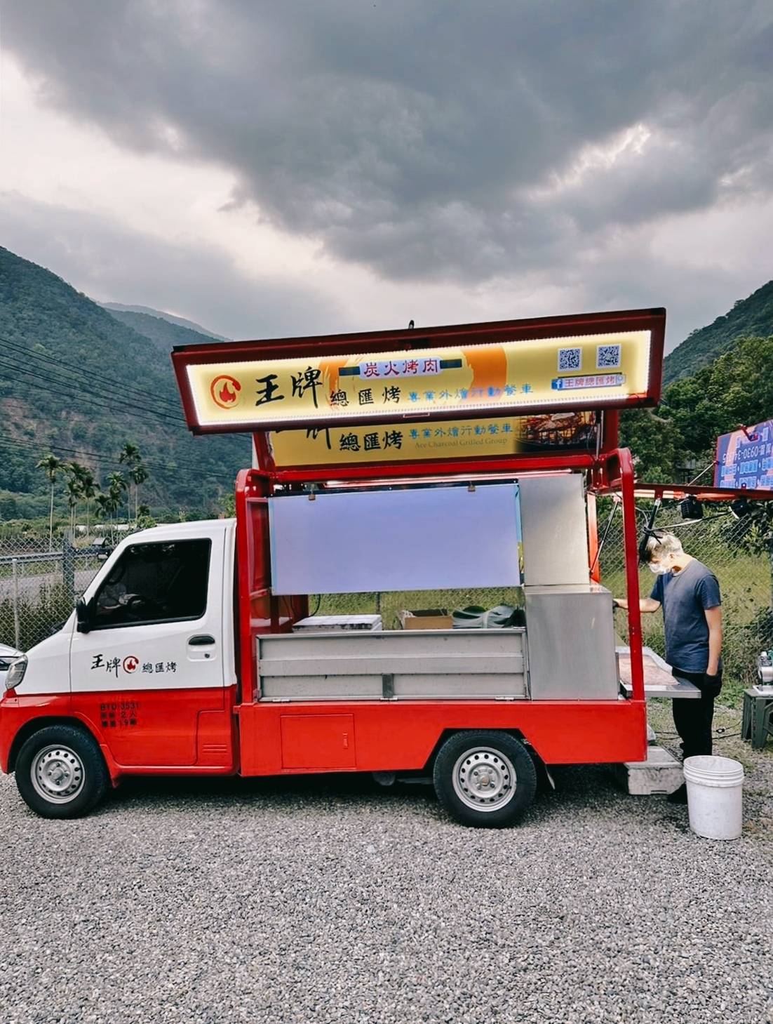 專業活動燒烤餐車到府服務推薦｜王牌總匯烤—燒烤外燴餐車｜一通電話立即服務，獨家秘製醬汁搭配，炭烤佳餚讓人驚艷，提供客製化菜單服務！