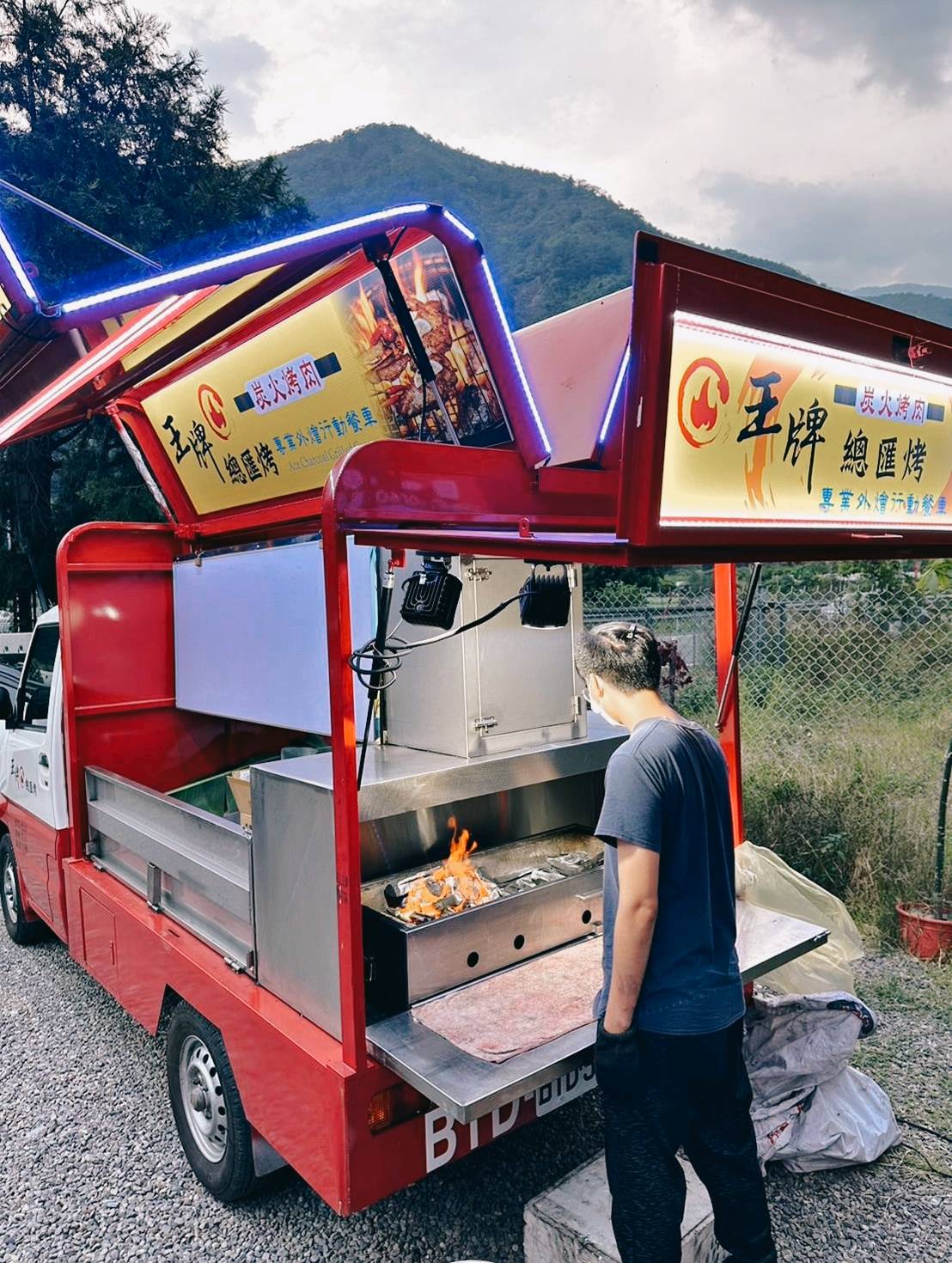 專業活動燒烤餐車到府服務推薦｜王牌總匯烤—燒烤外燴餐車｜一通電話立即服務，獨家秘製醬汁搭配，炭烤佳餚讓人驚艷，提供客製化菜單服務！