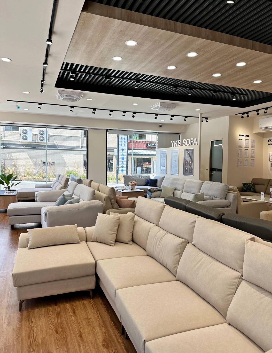 高雄沙發推薦|YKS沙發—高雄展示體驗館|專業造型訂製沙發推薦、沙發工廠直營,客製化滿足各種需求,網路知名人氣家居品牌,輕鬆擁有舒適質感居家生活! - 第22張圖 高雄沙發推薦|YKS沙發—高雄展示體驗館|專業造型訂製沙發推薦、沙發工廠直營,客製化滿足各種需求,網路知名人氣家居品牌,輕鬆擁有舒適質感居家生活!