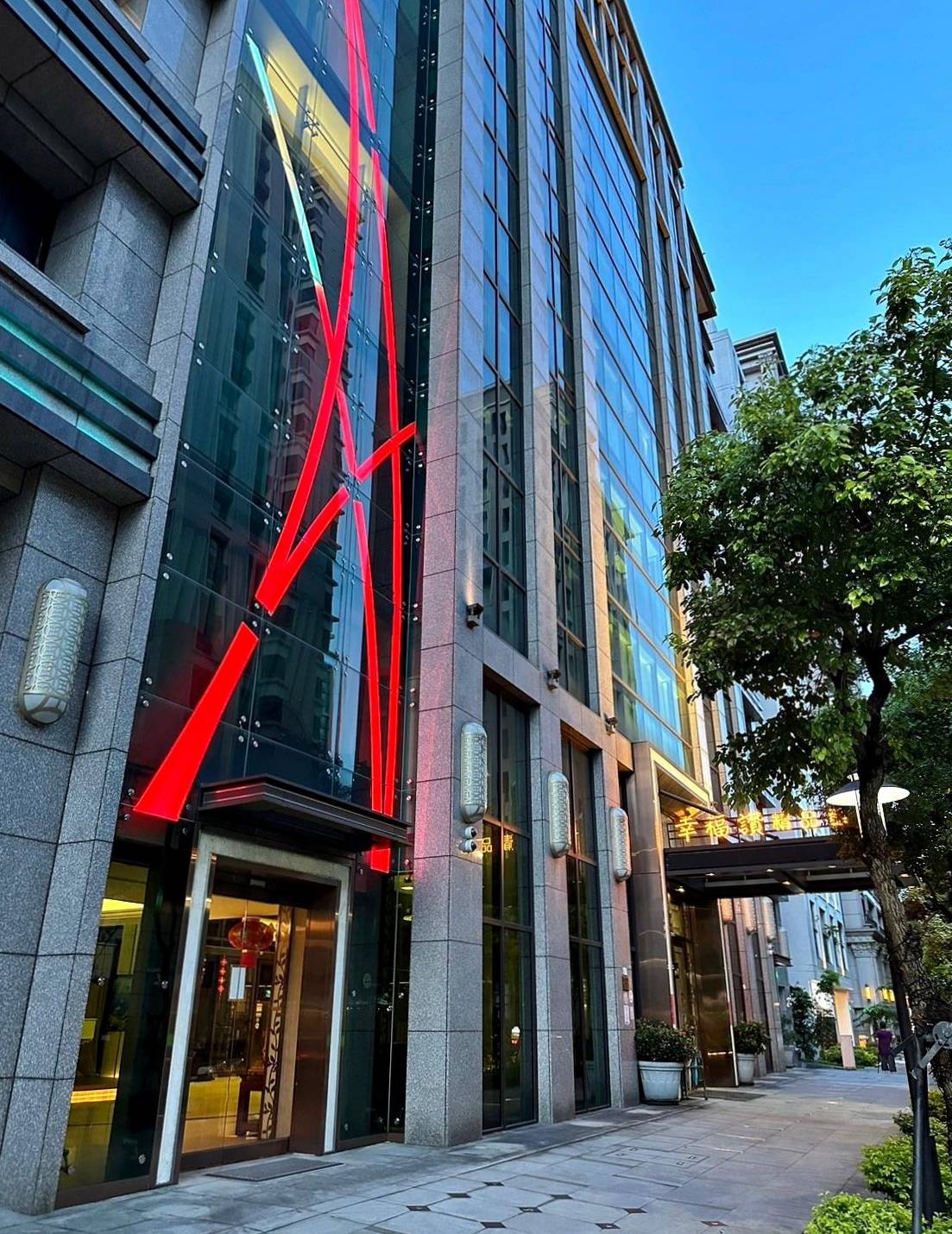 新北市新莊區住宿推薦｜幸福讚精品飯店 HappinessInn Taipei｜台北捷運幸福捷運站步行4分鐘，鄰近宏匯廣場及福壽街美食商圈，盡享寧靜舒適住宿氛圍之幸福讚精品飯店開箱分享！