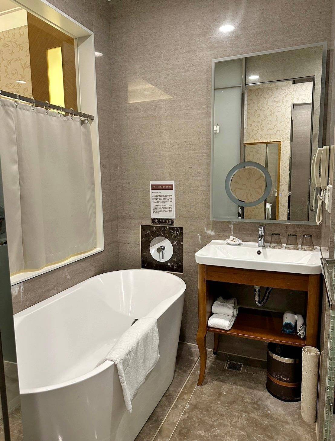 新北市新莊區住宿推薦｜幸福讚精品飯店 HappinessInn Taipei｜台北捷運幸福捷運站步行4分鐘，鄰近宏匯廣場及福壽街美食商圈，盡享寧靜舒適住宿氛圍之幸福讚精品飯店開箱分享！