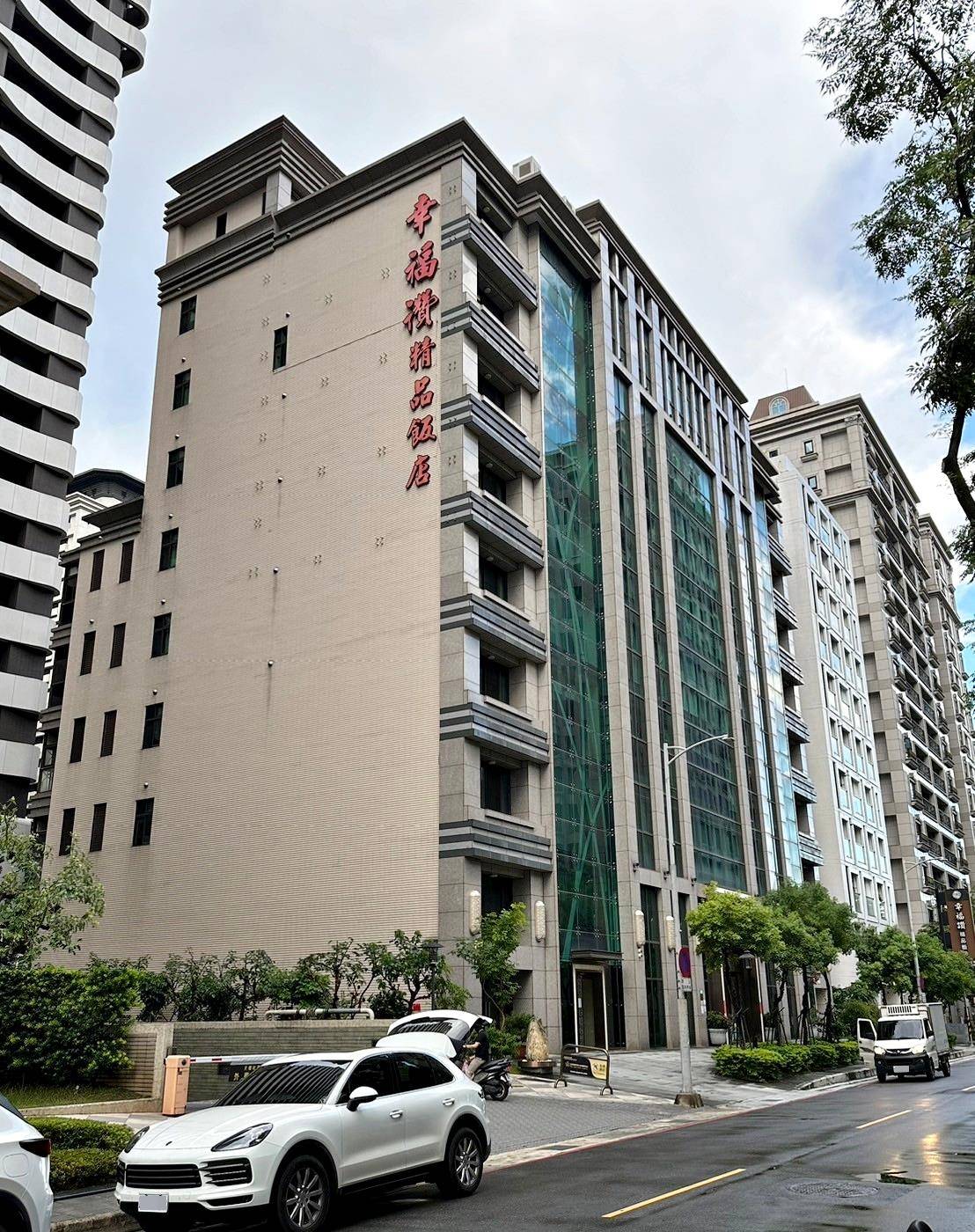 新北市新莊區住宿推薦｜幸福讚精品飯店 HappinessInn Taipei｜台北捷運幸福捷運站步行4分鐘，鄰近宏匯廣場及福壽街美食商圈，盡享寧靜舒適住宿氛圍之幸福讚精品飯店開箱分享！