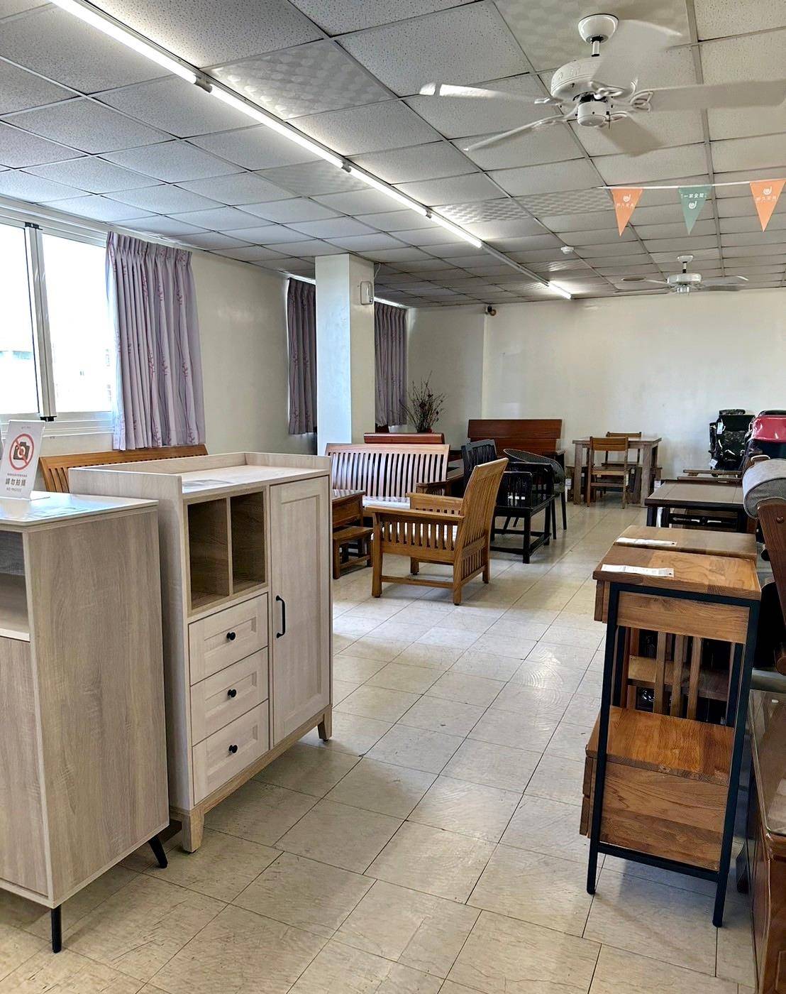 嘉義家具推薦｜明久家具嘉義旗艦店｜鄰近民雄火車站，台灣在地品牌，沙發、床墊工廠直營，價格親民、CP值高，客製化家具滿足客群需求！