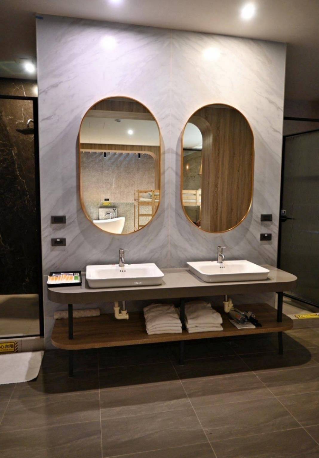 南投縣名間鄉住宿推薦|雅薇漫旅行館|超大獨立車庫精品旅館,現代兼具美學設計風格,舒適裝潢打造特色房型之雅薇漫旅行館入住心得分享! - 第26張圖 南投縣名間鄉住宿推薦|雅薇漫旅行館|超大獨立車庫精品旅館,現代兼具美學設計風格,舒適裝潢打造特色房型之雅薇漫旅行館入住心得分享!