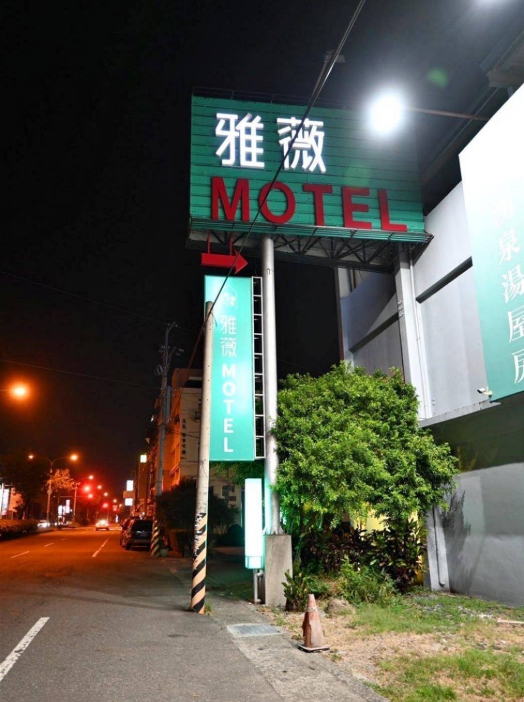 南投縣名間鄉住宿推薦|雅薇漫旅行館|超大獨立車庫精品旅館,現代兼具美學設計風格,舒適裝潢打造特色房型之雅薇漫旅行館入住心得分享! - 第11張圖 南投縣名間鄉住宿推薦|雅薇漫旅行館|超大獨立車庫精品旅館,現代兼具美學設計風格,舒適裝潢打造特色房型之雅薇漫旅行館入住心得分享!