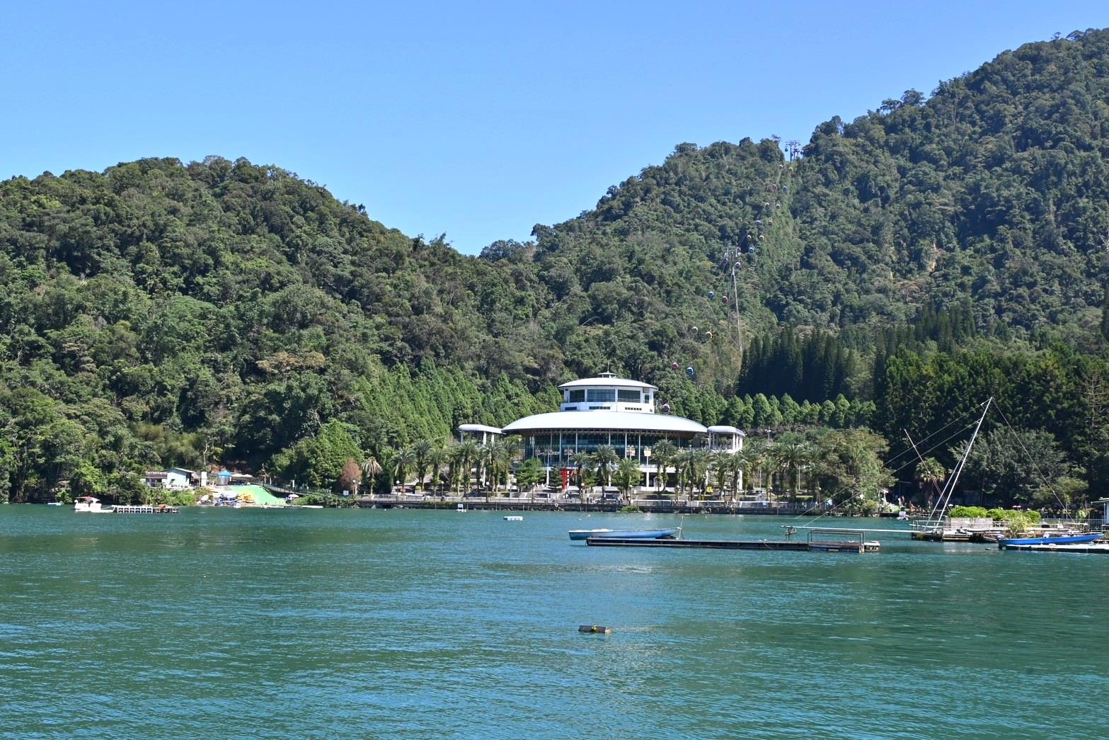 南投縣魚池鄉日月潭住宿推薦｜日月潭飯店晶澤會館THE CRYSTAL RESORT｜伊達邵商店街旁、一覽日月潭絕美湖景、媲美星級料理、亞覓湖景餐酒館美食應有盡有之晶澤會館一泊二食開箱分享！