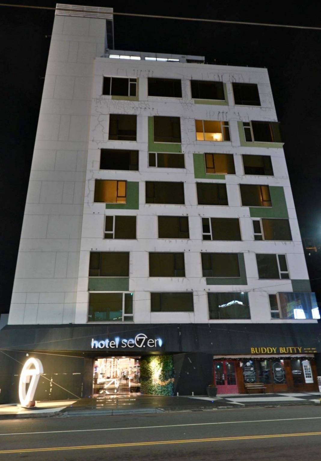 台中市西屯區住宿推薦|Hotel 7福星旅店|提供住宿客免費停車場,頂樓區域飽覽城市風貌,輕鬆步行即到逢甲夜市,吃喝玩樂生活機能便利之福星旅店入住心得分享! - 第5張圖 台中市西屯區住宿推薦|Hotel 7福星旅店|提供住宿客免費停車場,頂樓區域飽覽城市風貌,輕鬆步行即到逢甲夜市,吃喝玩樂生活機能便利之福星旅店入住心得分享!