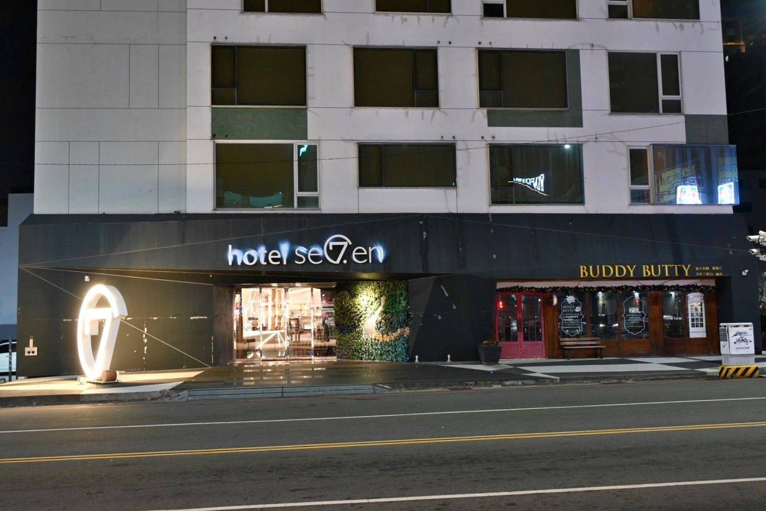 台中市西屯區住宿推薦|Hotel 7福星旅店|提供住宿客免費停車場,頂樓區域飽覽城市風貌,輕鬆步行即到逢甲夜市,吃喝玩樂生活機能便利之福星旅店入住心得分享! - 第66張圖 台中市西屯區住宿推薦|Hotel 7福星旅店|提供住宿客免費停車場,頂樓區域飽覽城市風貌,輕鬆步行即到逢甲夜市,吃喝玩樂生活機能便利之福星旅店入住心得分享!