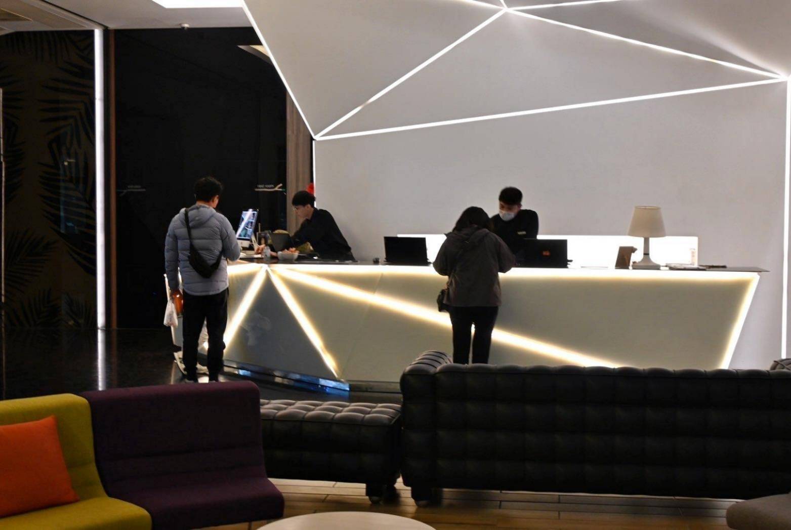 台中市西屯區住宿推薦|Hotel 7福星旅店|提供住宿客免費停車場,頂樓區域飽覽城市風貌,輕鬆步行即到逢甲夜市,吃喝玩樂生活機能便利之福星旅店入住心得分享! - 第14張圖 台中市西屯區住宿推薦|Hotel 7福星旅店|提供住宿客免費停車場,頂樓區域飽覽城市風貌,輕鬆步行即到逢甲夜市,吃喝玩樂生活機能便利之福星旅店入住心得分享!