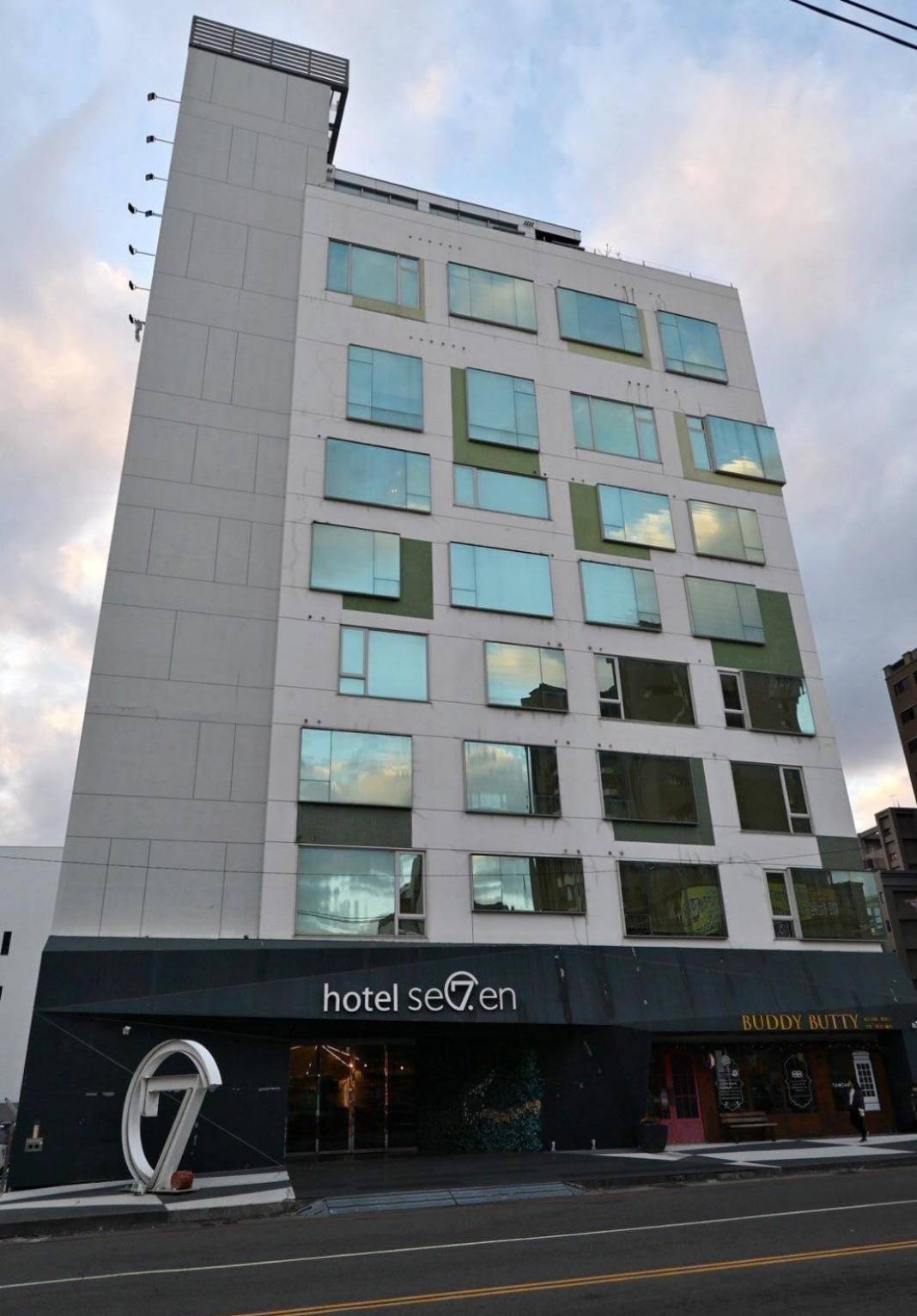 台中市西屯區住宿推薦|Hotel 7福星旅店|提供住宿客免費停車場,頂樓區域飽覽城市風貌,輕鬆步行即到逢甲夜市,吃喝玩樂生活機能便利之福星旅店入住心得分享! - 第4張圖 台中市西屯區住宿推薦|Hotel 7福星旅店|提供住宿客免費停車場,頂樓區域飽覽城市風貌,輕鬆步行即到逢甲夜市,吃喝玩樂生活機能便利之福星旅店入住心得分享!