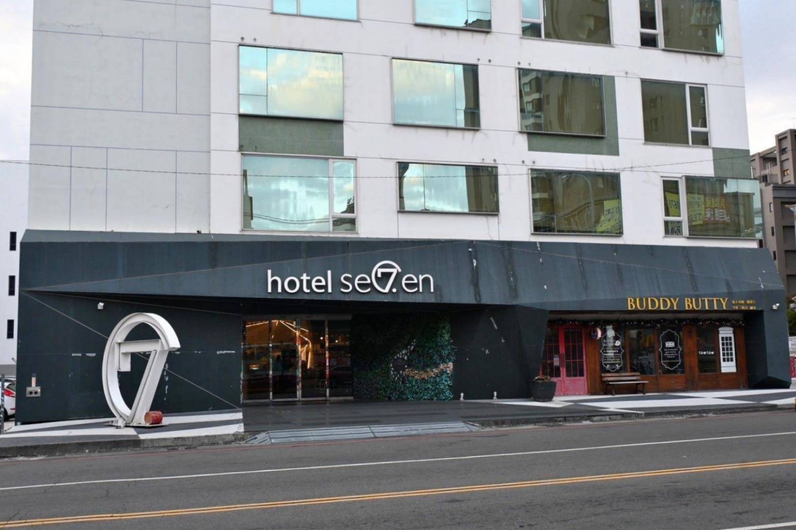 台中市西屯區住宿推薦|Hotel 7福星旅店|提供住宿客免費停車場,頂樓區域飽覽城市風貌,輕鬆步行即到逢甲夜市,吃喝玩樂生活機能便利之福星旅店入住心得分享! - 第65張圖 台中市西屯區住宿推薦|Hotel 7福星旅店|提供住宿客免費停車場,頂樓區域飽覽城市風貌,輕鬆步行即到逢甲夜市,吃喝玩樂生活機能便利之福星旅店入住心得分享!