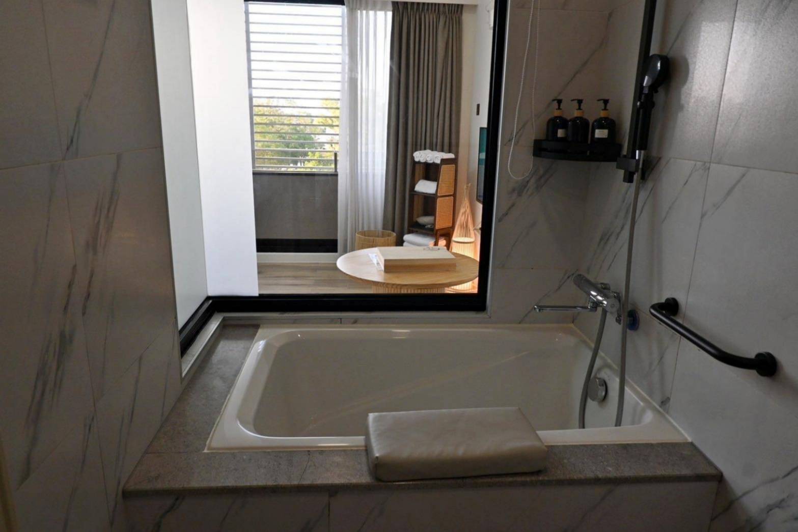 台南市安平區住宿推薦|安平胡桃民宿Anping Walnut BnB|安平區首間設有日式景觀泡腳區之台南包棟民宿,附寵物友善客房,營造舒適安謐的居住氛圍之胡桃民宿入住心得分享! - 第28張圖 台南市安平區住宿推薦|安平胡桃民宿Anping Walnut BnB|安平區首間設有日式景觀泡腳區之台南包棟民宿,附寵物友善客房,營造舒適安謐的居住氛圍之胡桃民宿入住心得分享!