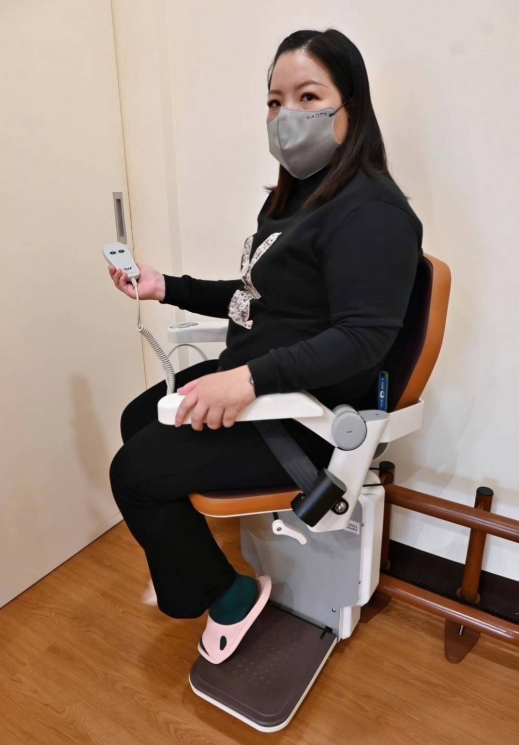 樓梯升降椅設備推薦|羅布森樓梯升降椅|樓梯升降椅第一品牌,MIT精品上下樓好幫手,台製升降椅安心有保障,全台各地免費預約評估,提供短期使用租賃方案之羅布森彎軌型樓梯升降椅體驗分享! - 第72張圖 樓梯升降椅設備推薦|羅布森樓梯升降椅|樓梯升降椅第一品牌,MIT精品上下樓好幫手,台製升降椅安心有保障,全台各地免費預約評估,提供短期使用租賃方案之羅布森彎軌型樓梯升降椅體驗分享!