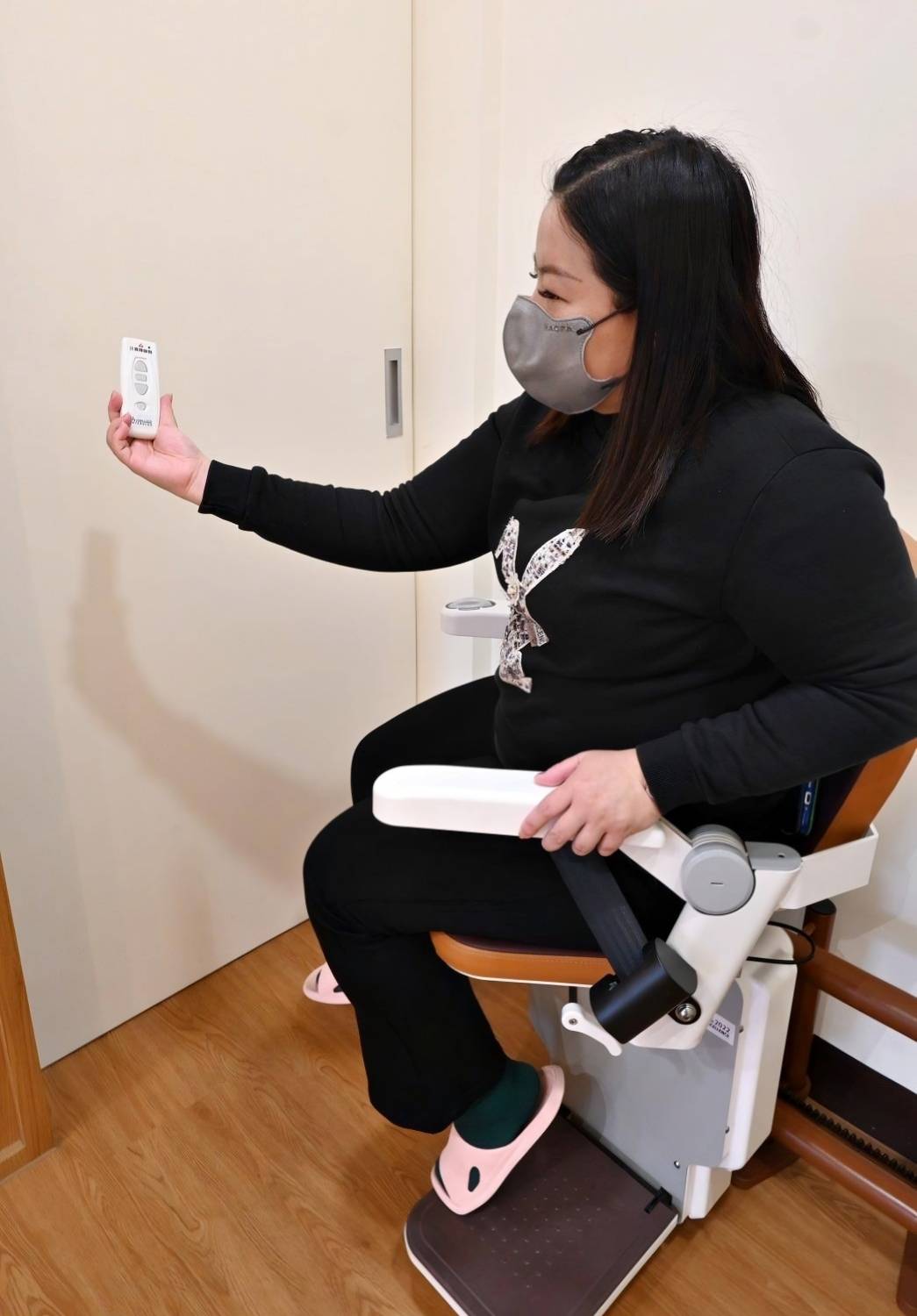 樓梯升降椅設備推薦|羅布森樓梯升降椅|樓梯升降椅第一品牌,MIT精品上下樓好幫手,台製升降椅安心有保障,全台各地免費預約評估,提供短期使用租賃方案之羅布森彎軌型樓梯升降椅體驗分享! - 第51張圖 樓梯升降椅設備推薦|羅布森樓梯升降椅|樓梯升降椅第一品牌,MIT精品上下樓好幫手,台製升降椅安心有保障,全台各地免費預約評估,提供短期使用租賃方案之羅布森彎軌型樓梯升降椅體驗分享!