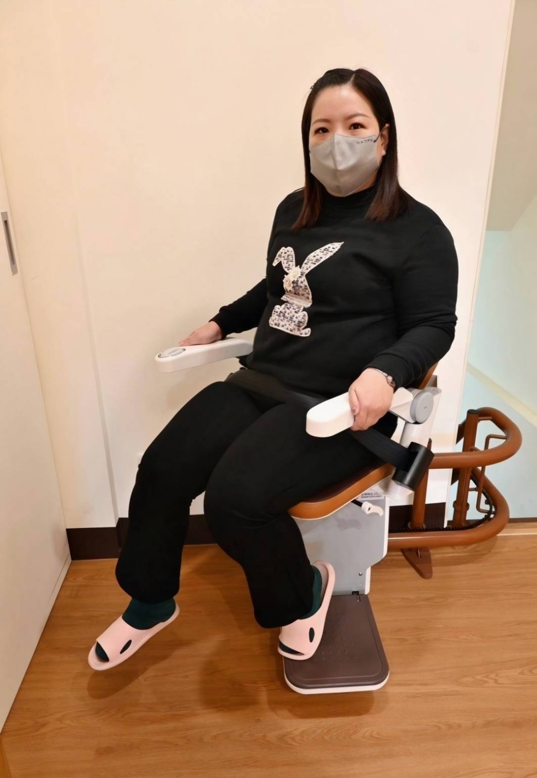 樓梯升降椅設備推薦|羅布森樓梯升降椅|樓梯升降椅第一品牌,MIT精品上下樓好幫手,台製升降椅安心有保障,全台各地免費預約評估,提供短期使用租賃方案之羅布森彎軌型樓梯升降椅體驗分享! - 第50張圖 樓梯升降椅設備推薦|羅布森樓梯升降椅|樓梯升降椅第一品牌,MIT精品上下樓好幫手,台製升降椅安心有保障,全台各地免費預約評估,提供短期使用租賃方案之羅布森彎軌型樓梯升降椅體驗分享!