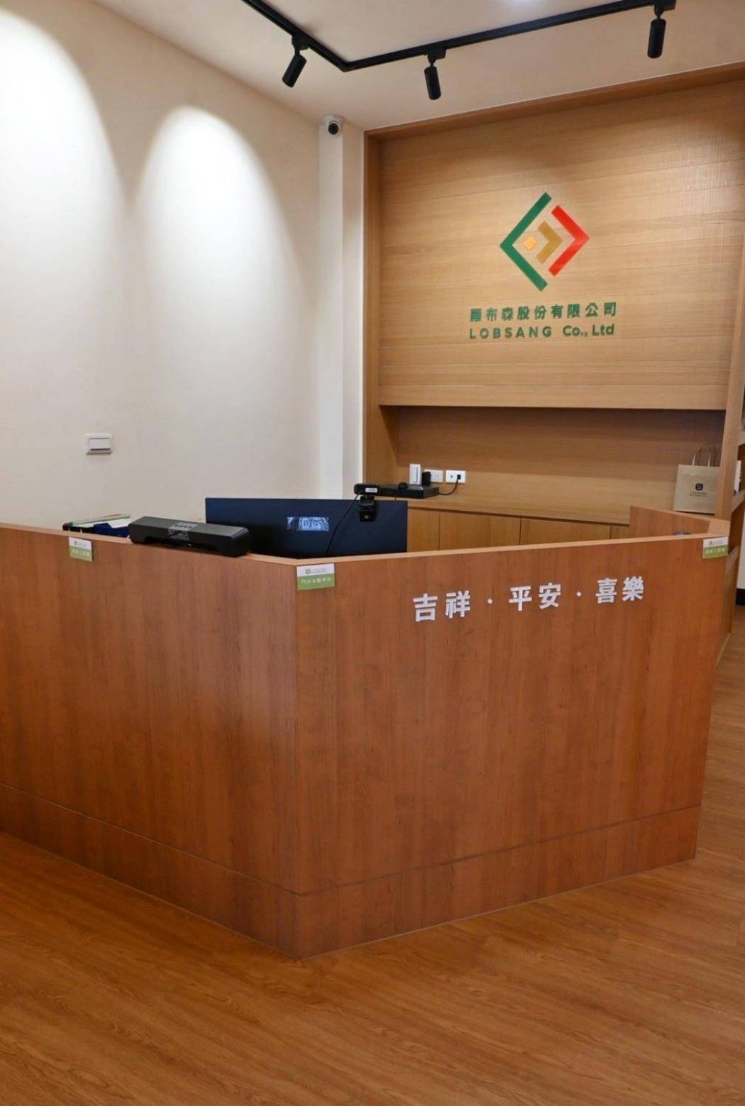樓梯升降椅設備推薦|羅布森樓梯升降椅|樓梯升降椅第一品牌,MIT精品上下樓好幫手,台製升降椅安心有保障,全台各地免費預約評估,提供短期使用租賃方案之羅布森彎軌型樓梯升降椅體驗分享! - 第35張圖 樓梯升降椅設備推薦|羅布森樓梯升降椅|樓梯升降椅第一品牌,MIT精品上下樓好幫手,台製升降椅安心有保障,全台各地免費預約評估,提供短期使用租賃方案之羅布森彎軌型樓梯升降椅體驗分享!