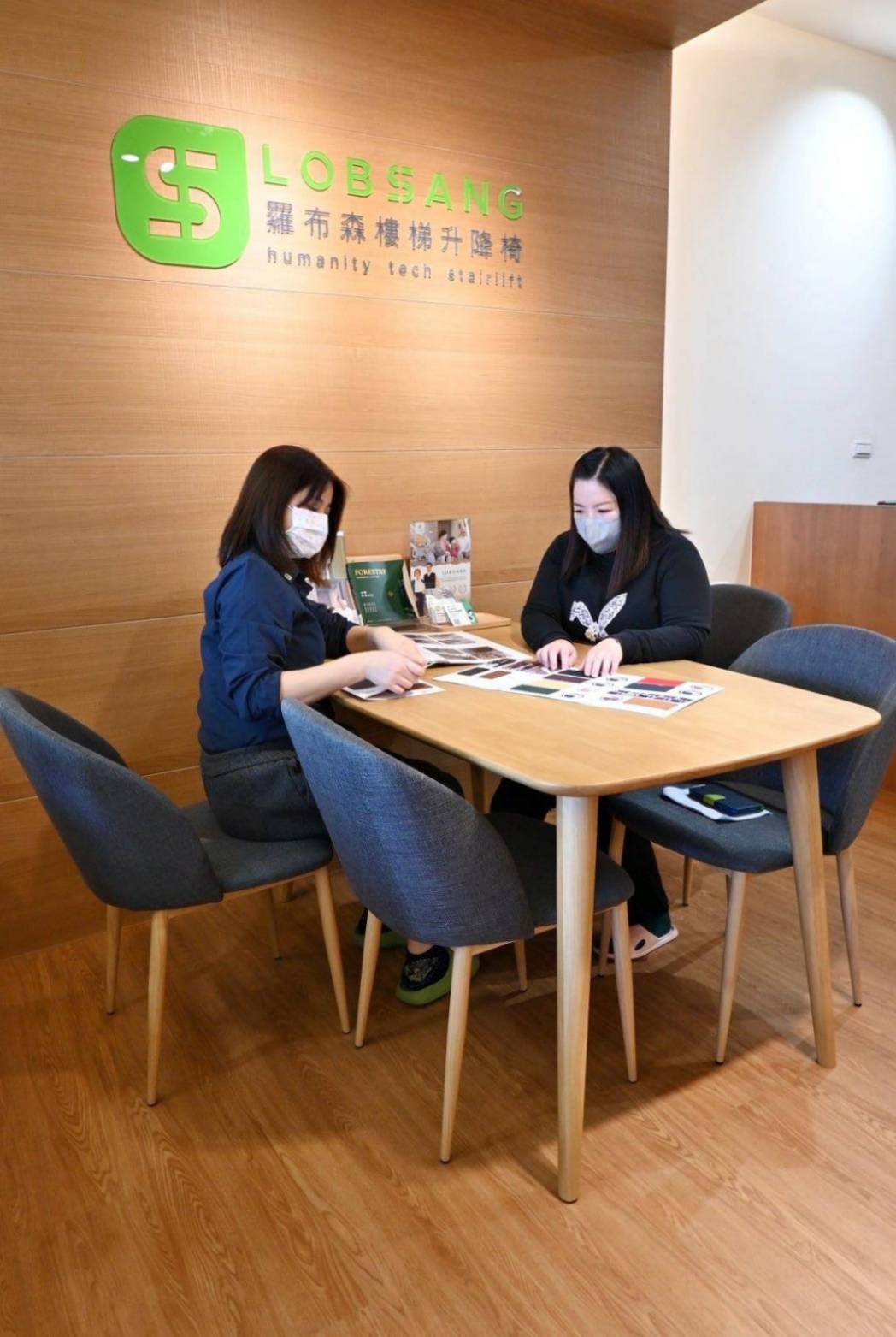 樓梯升降椅設備推薦|羅布森樓梯升降椅|樓梯升降椅第一品牌,MIT精品上下樓好幫手,台製升降椅安心有保障,全台各地免費預約評估,提供短期使用租賃方案之羅布森彎軌型樓梯升降椅體驗分享! - 第36張圖 樓梯升降椅設備推薦|羅布森樓梯升降椅|樓梯升降椅第一品牌,MIT精品上下樓好幫手,台製升降椅安心有保障,全台各地免費預約評估,提供短期使用租賃方案之羅布森彎軌型樓梯升降椅體驗分享!
