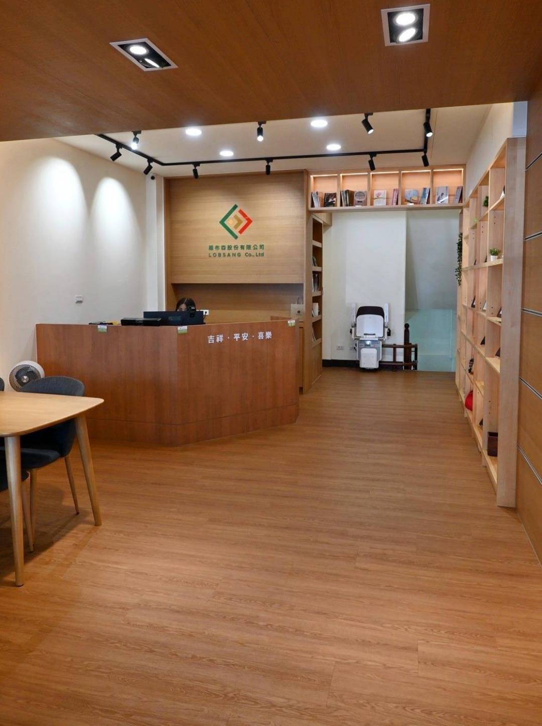 樓梯升降椅設備推薦|羅布森樓梯升降椅|樓梯升降椅第一品牌,MIT精品上下樓好幫手,台製升降椅安心有保障,全台各地免費預約評估,提供短期使用租賃方案之羅布森彎軌型樓梯升降椅體驗分享! - 第14張圖 樓梯升降椅設備推薦|羅布森樓梯升降椅|樓梯升降椅第一品牌,MIT精品上下樓好幫手,台製升降椅安心有保障,全台各地免費預約評估,提供短期使用租賃方案之羅布森彎軌型樓梯升降椅體驗分享!