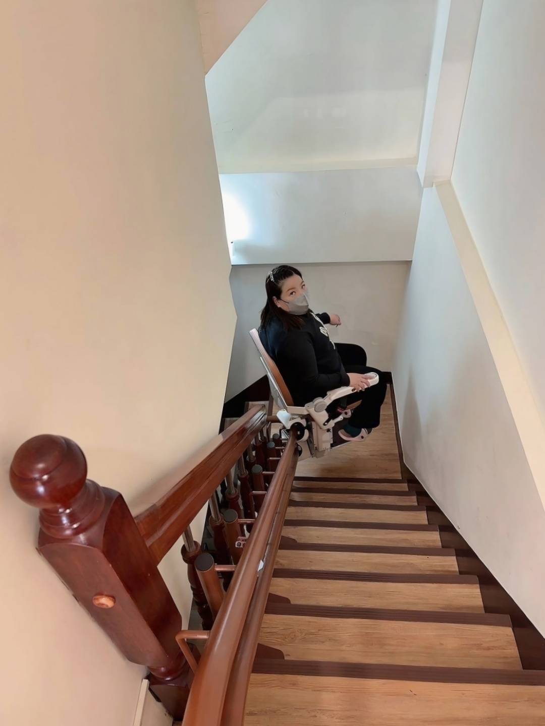 樓梯升降椅設備推薦|羅布森樓梯升降椅|樓梯升降椅第一品牌,MIT精品上下樓好幫手,台製升降椅安心有保障,全台各地免費預約評估,提供短期使用租賃方案之羅布森彎軌型樓梯升降椅體驗分享! - 第69張圖 樓梯升降椅設備推薦|羅布森樓梯升降椅|樓梯升降椅第一品牌,MIT精品上下樓好幫手,台製升降椅安心有保障,全台各地免費預約評估,提供短期使用租賃方案之羅布森彎軌型樓梯升降椅體驗分享!