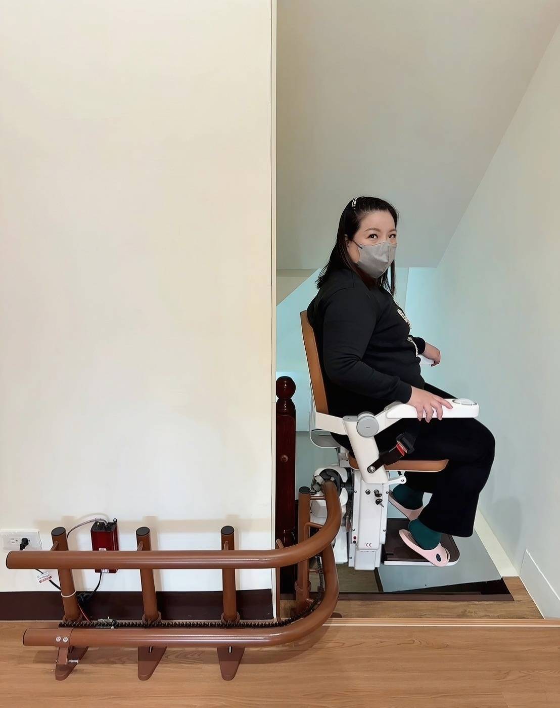 樓梯升降椅設備推薦|羅布森樓梯升降椅|樓梯升降椅第一品牌,MIT精品上下樓好幫手,台製升降椅安心有保障,全台各地免費預約評估,提供短期使用租賃方案之羅布森彎軌型樓梯升降椅體驗分享! - 第68張圖 樓梯升降椅設備推薦|羅布森樓梯升降椅|樓梯升降椅第一品牌,MIT精品上下樓好幫手,台製升降椅安心有保障,全台各地免費預約評估,提供短期使用租賃方案之羅布森彎軌型樓梯升降椅體驗分享!