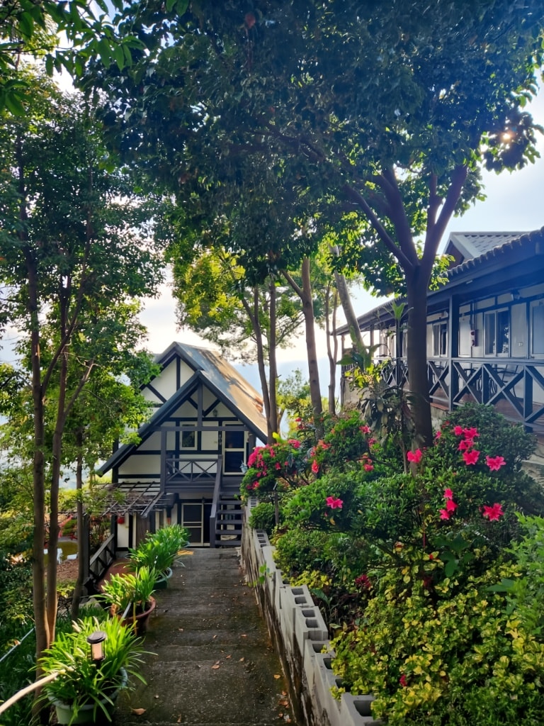 南投縣仁愛鄉民宿推薦|清境茲心園渡假山莊|座落海拔約1650公尺層巒疊翠山景,宛如人間仙境觀賞碧湖風光最佳景點,多種房型選擇滿足旅人住宿與包棟民宿之入住心得分享! - 第107張圖 南投縣仁愛鄉民宿推薦|清境茲心園渡假山莊|座落海拔約1650公尺層巒疊翠山景,宛如人間仙境觀賞碧湖風光最佳景點,多種房型選擇滿足旅人住宿與包棟民宿之入住心得分享!