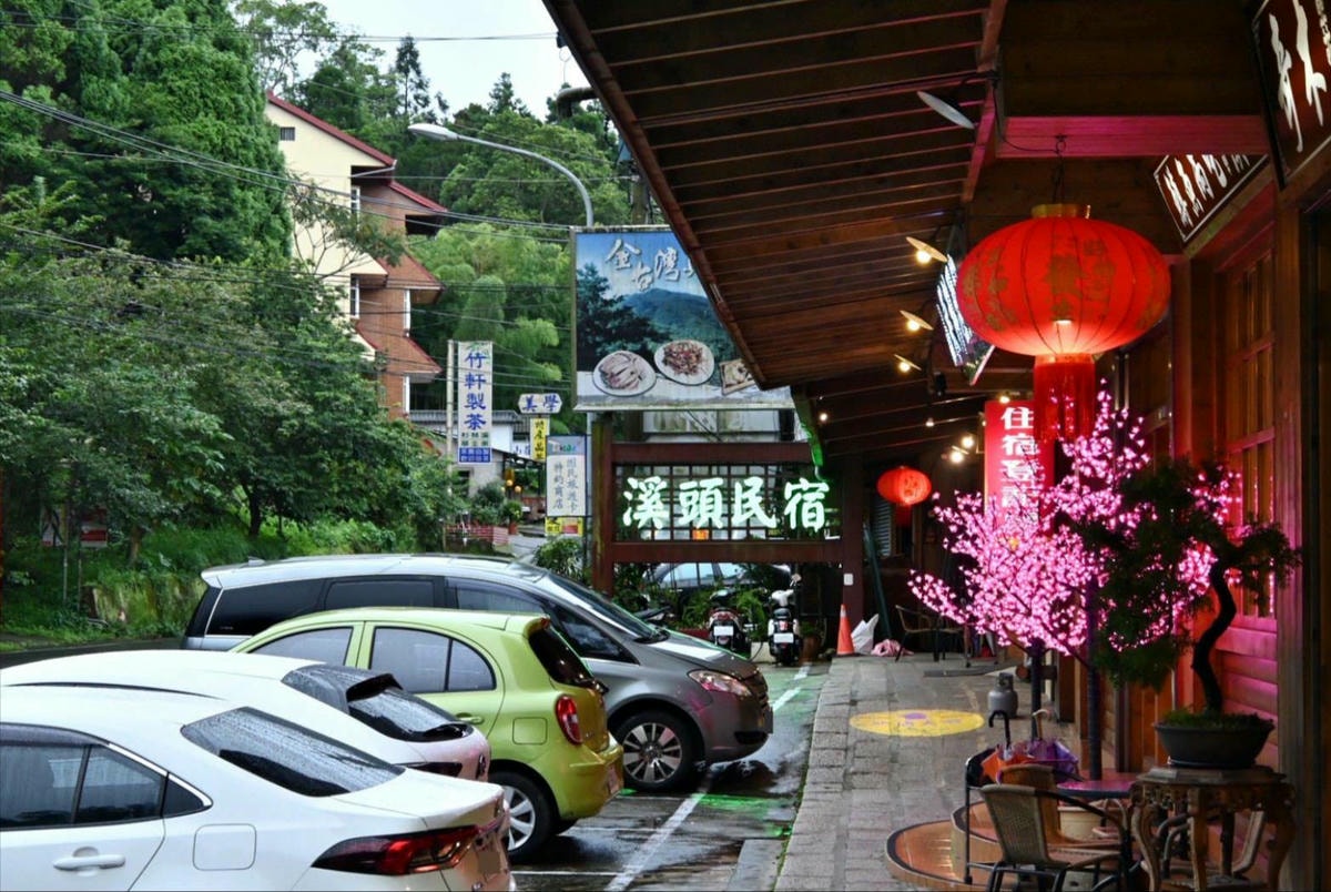南投縣鹿谷鄉住宿推薦|金台灣山莊民宿|距離溪頭約5分鐘,原木景觀四人房一泊二食,精緻電梯木屋民宿的入住體驗分享! - 第14張圖 南投縣鹿谷鄉住宿推薦|金台灣山莊民宿|距離溪頭約5分鐘,原木景觀四人房一泊二食,精緻電梯木屋民宿的入住體驗分享!