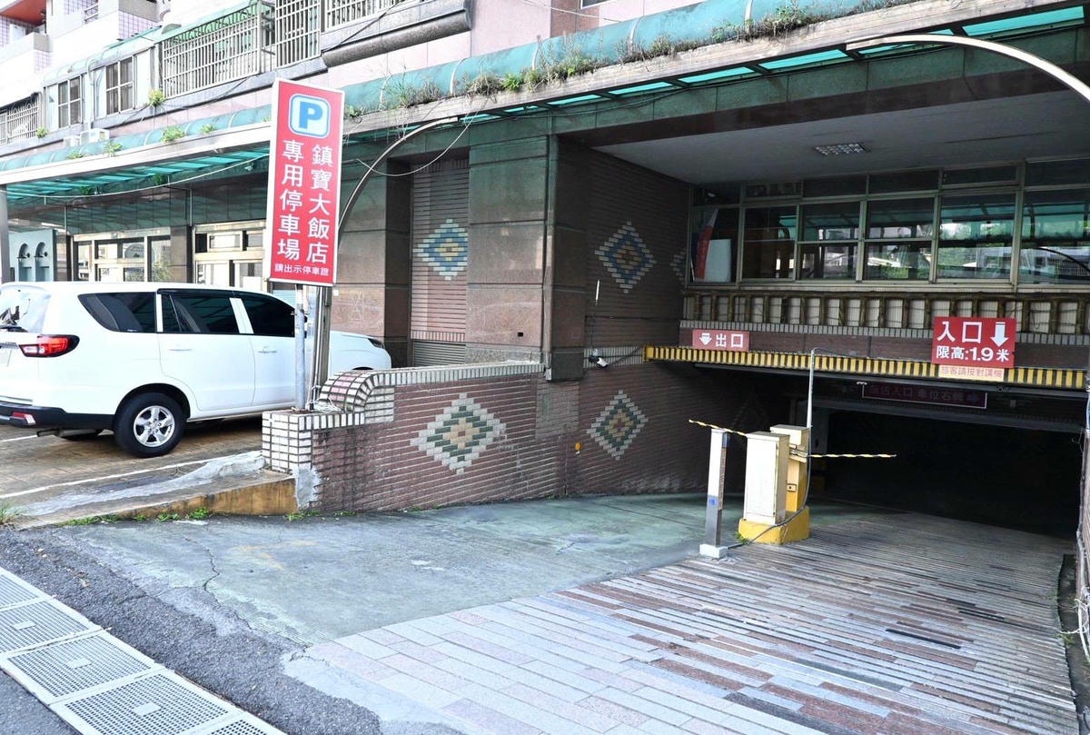 南投縣埔里鎮住宿推薦｜鎮寶大飯店｜藍天翠綠山景環抱，精緻四人房一泊一食，藝術展覽饗宴之入住體驗！