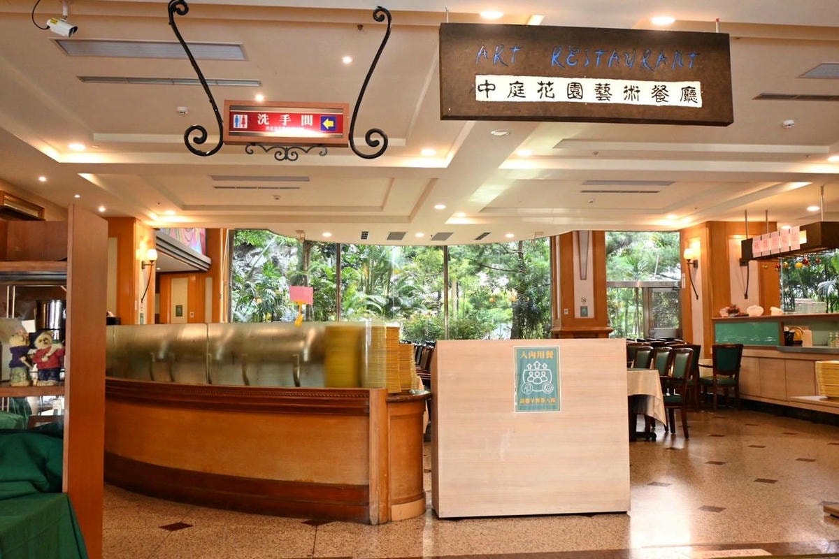 南投縣埔里鎮住宿推薦｜鎮寶大飯店｜藍天翠綠山景環抱，精緻四人房一泊一食，藝術展覽饗宴之入住體驗！