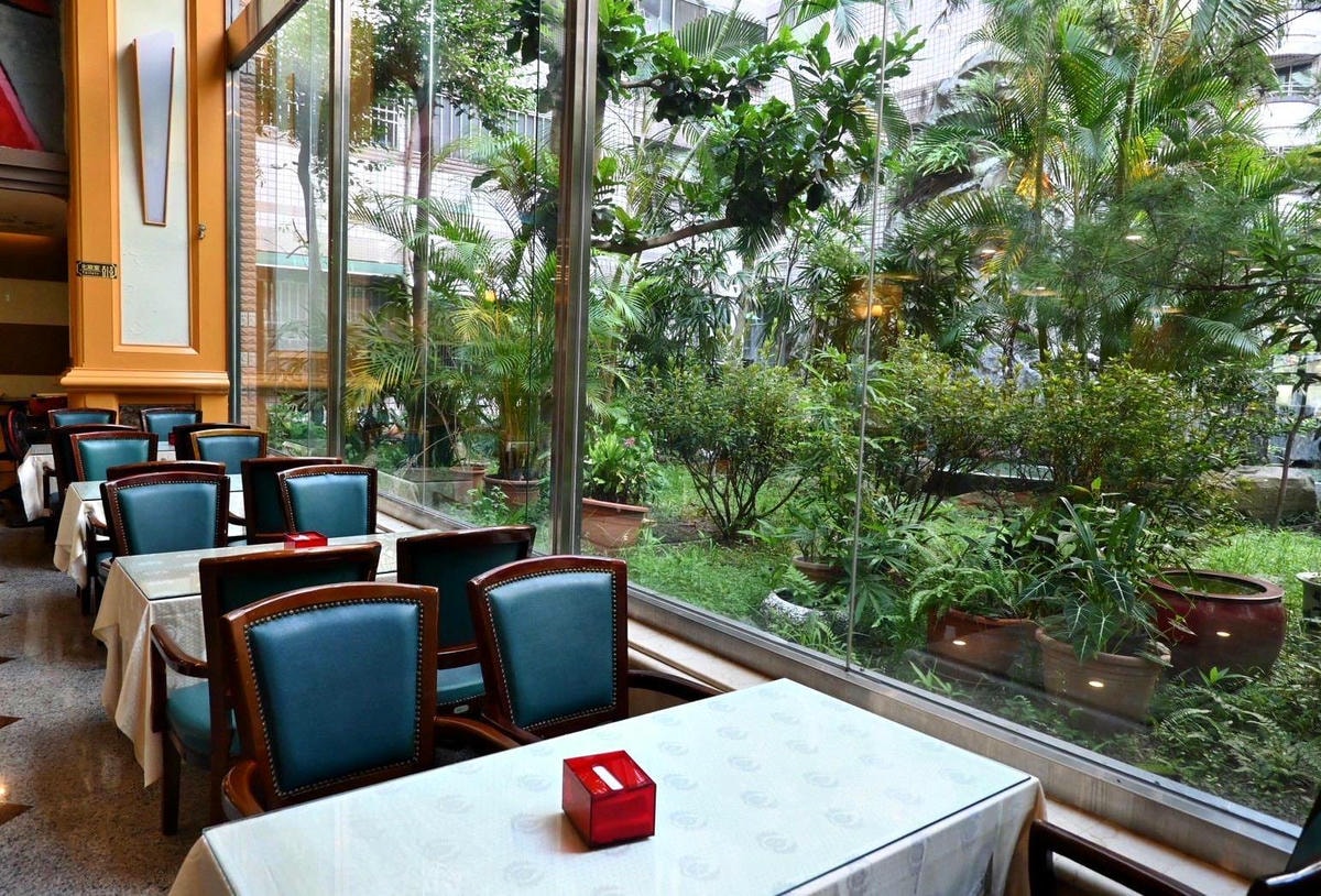 南投縣埔里鎮住宿推薦｜鎮寶大飯店｜藍天翠綠山景環抱，精緻四人房一泊一食，藝術展覽饗宴之入住體驗！